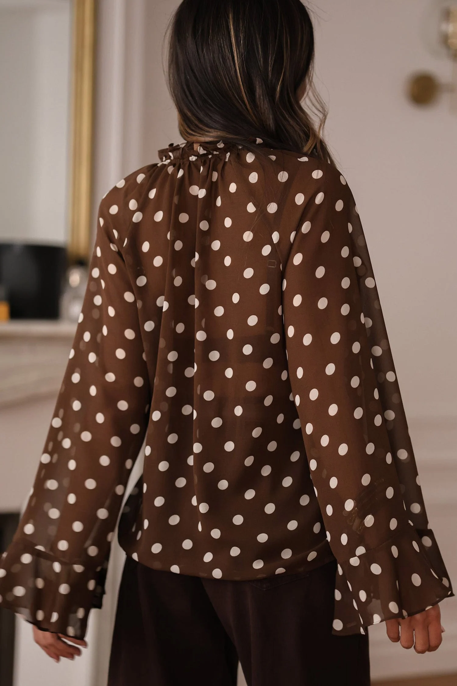 Blusa a Pois con Volant, Scollo a V e Maniche a Campana - Caffè - Image 2