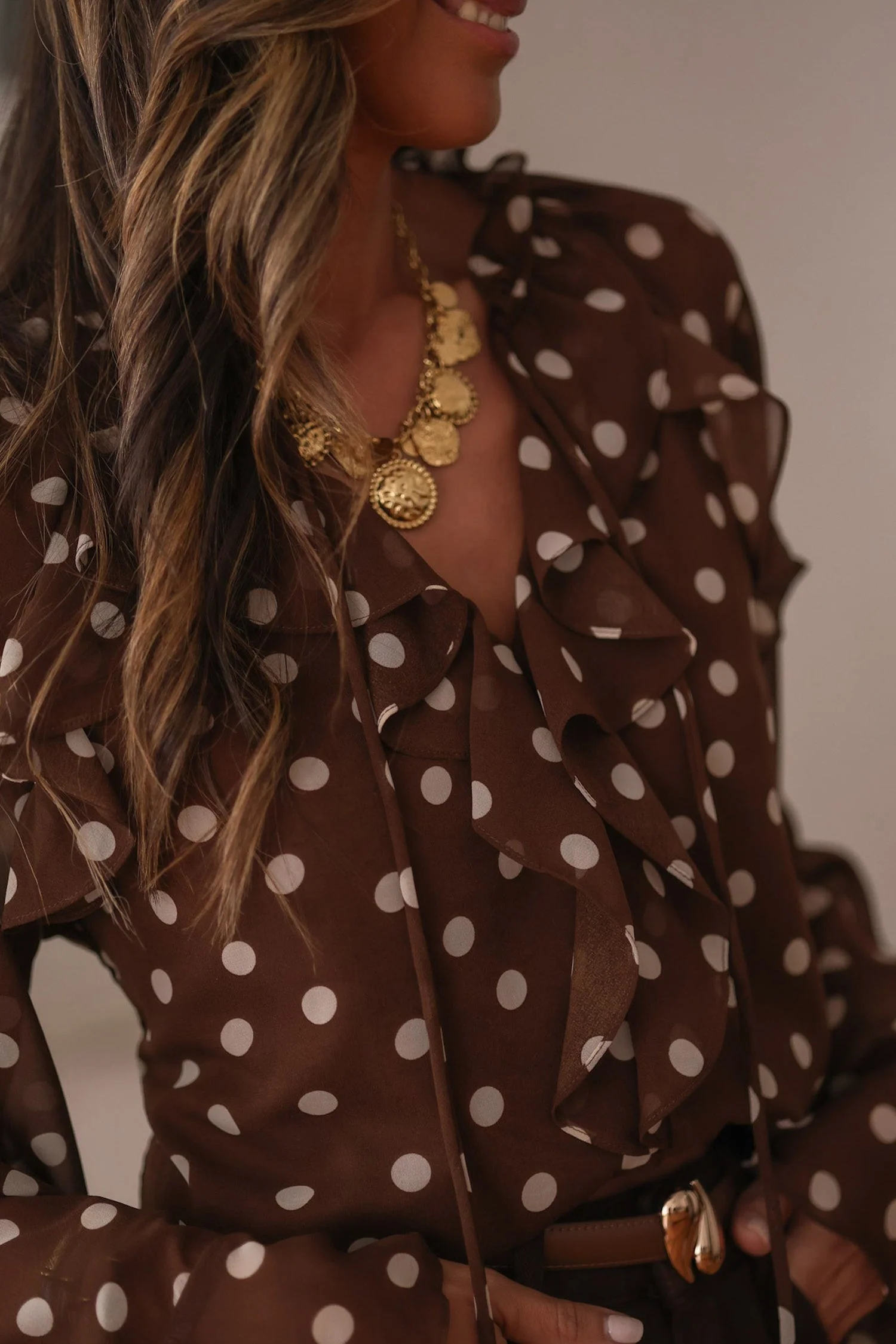 Blusa a Pois con Volant, Scollo a V e Maniche a Campana - Caffè - Image 4