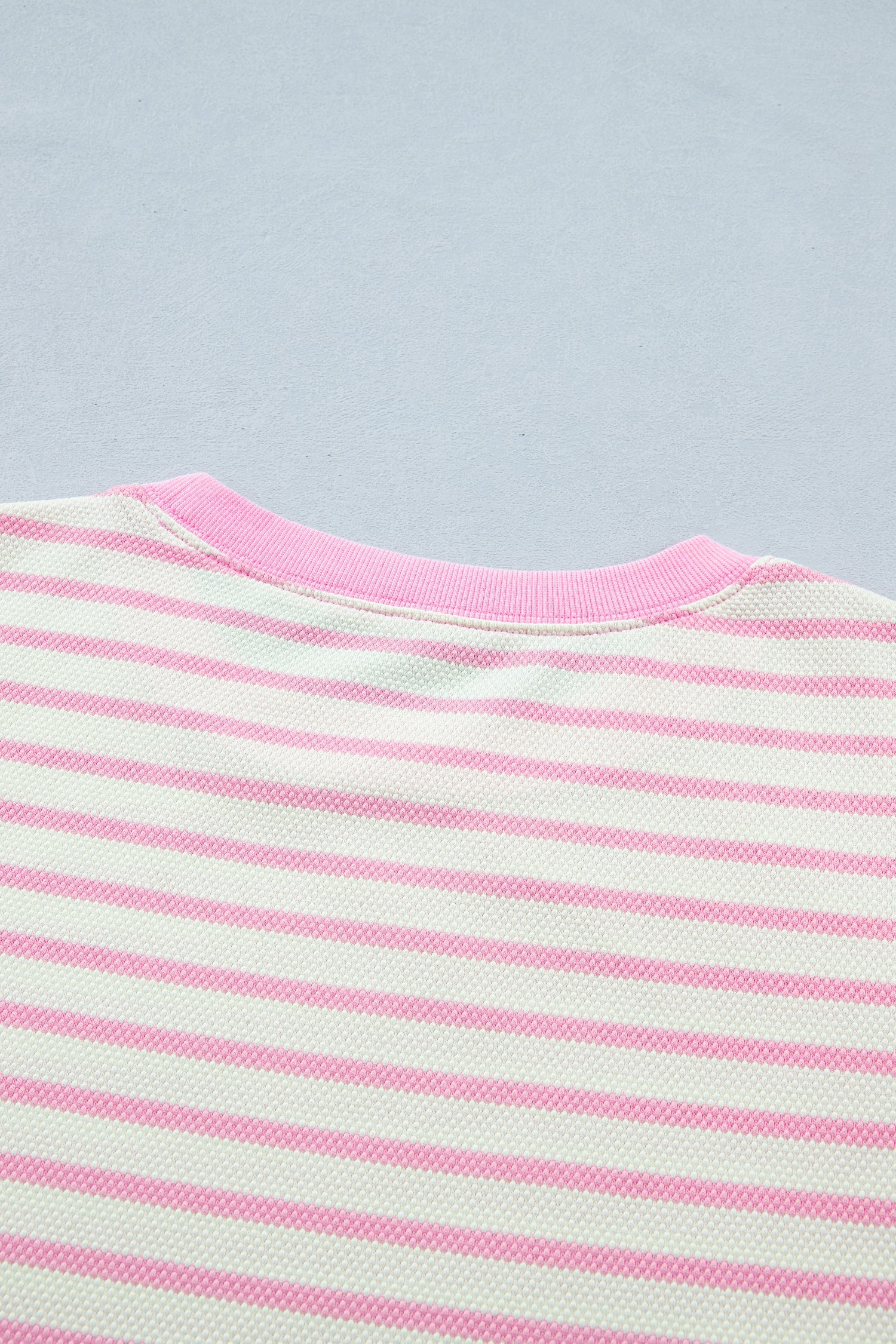 Blusa a Righe Rosa con Maniche Corte a Volant e Patchwork - Image 6