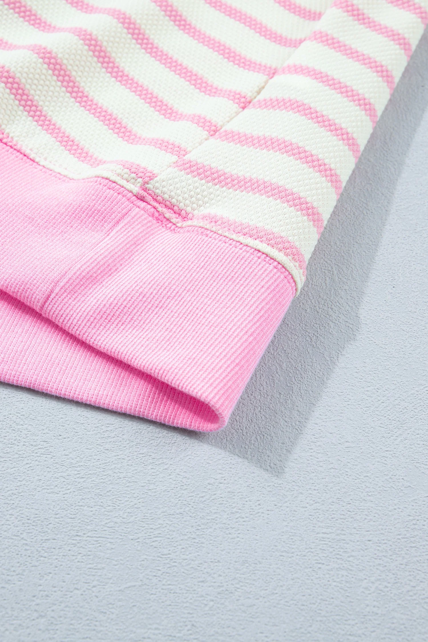 Blusa a Righe Rosa con Maniche Corte a Volant e Patchwork - Image 8