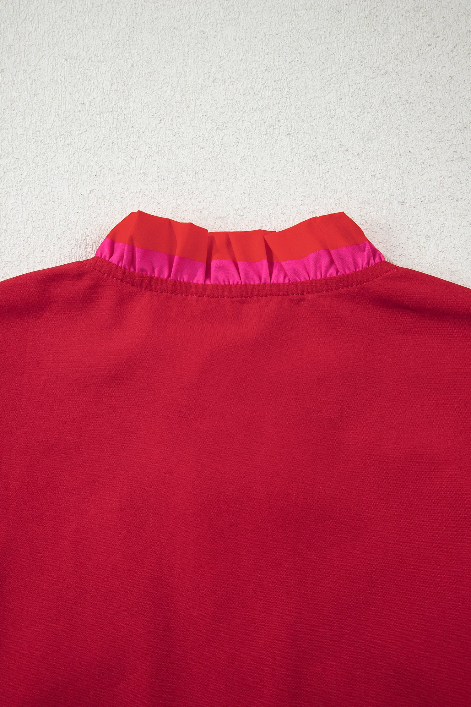 Blusa a righe rosso fuoco con colletto a volant e maniche corte arricciate - Image 3