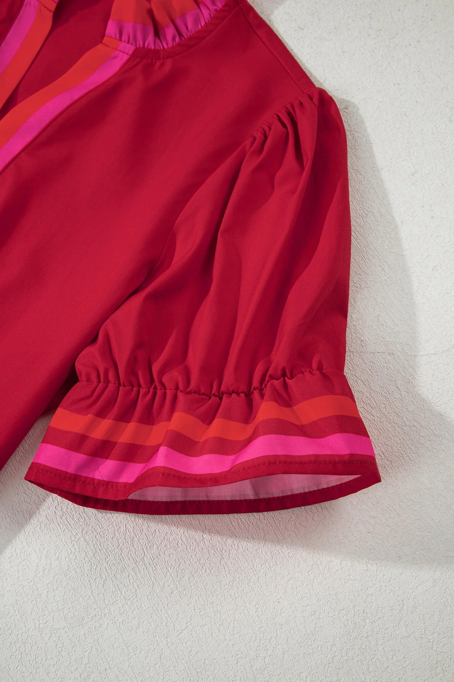 Blusa a righe rosso fuoco con colletto a volant e maniche corte arricciate - Image 6