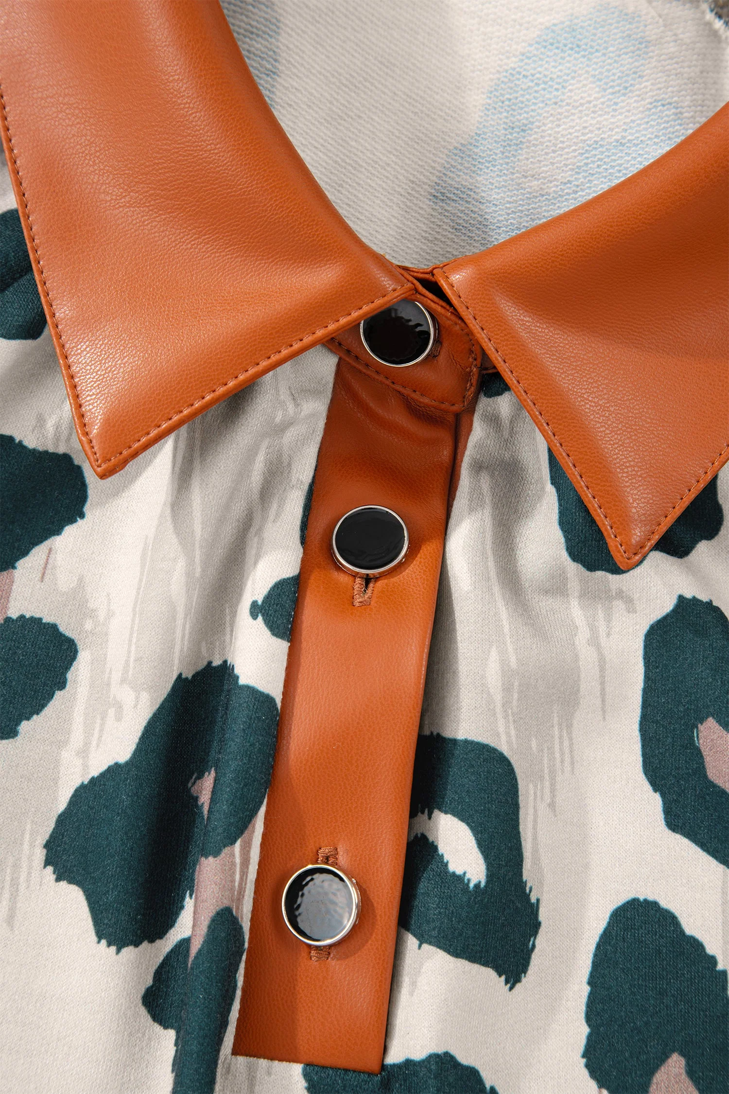 Blusa Casual a Maniche Corte con Stampa Leopardata e Colletto a Contrasto - Image 3