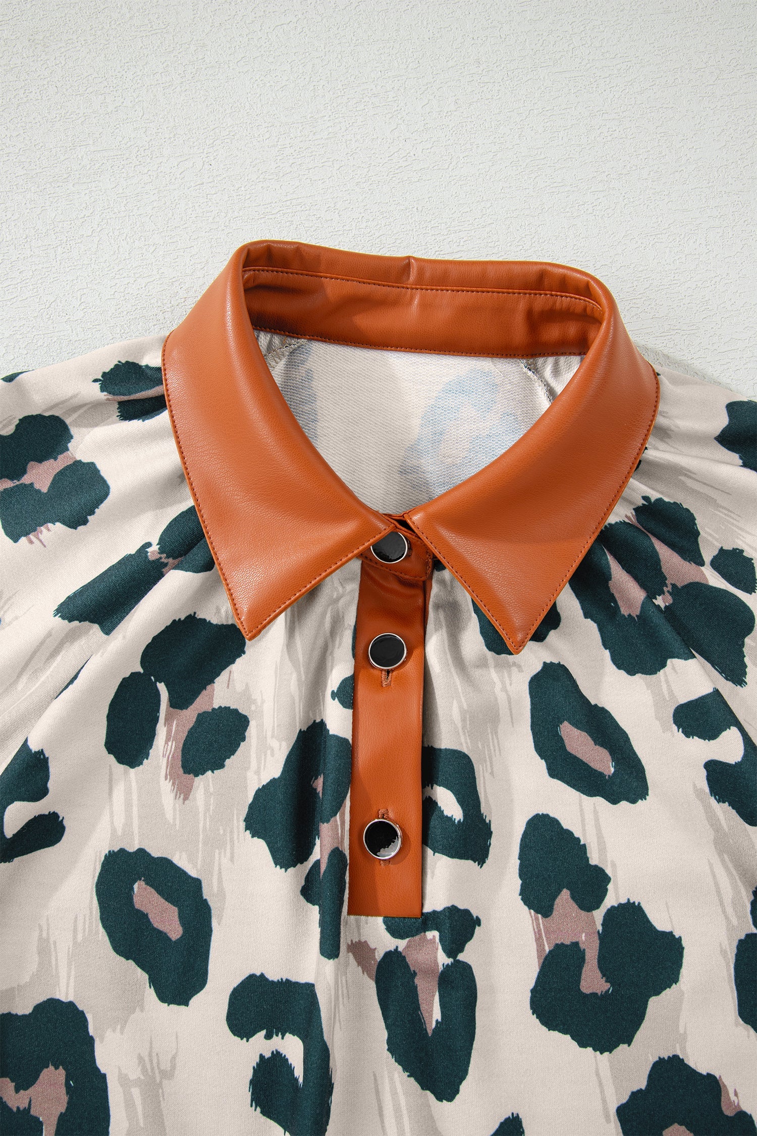 Blusa Casual a Maniche Corte con Stampa Leopardata e Colletto a Contrasto - Image 4