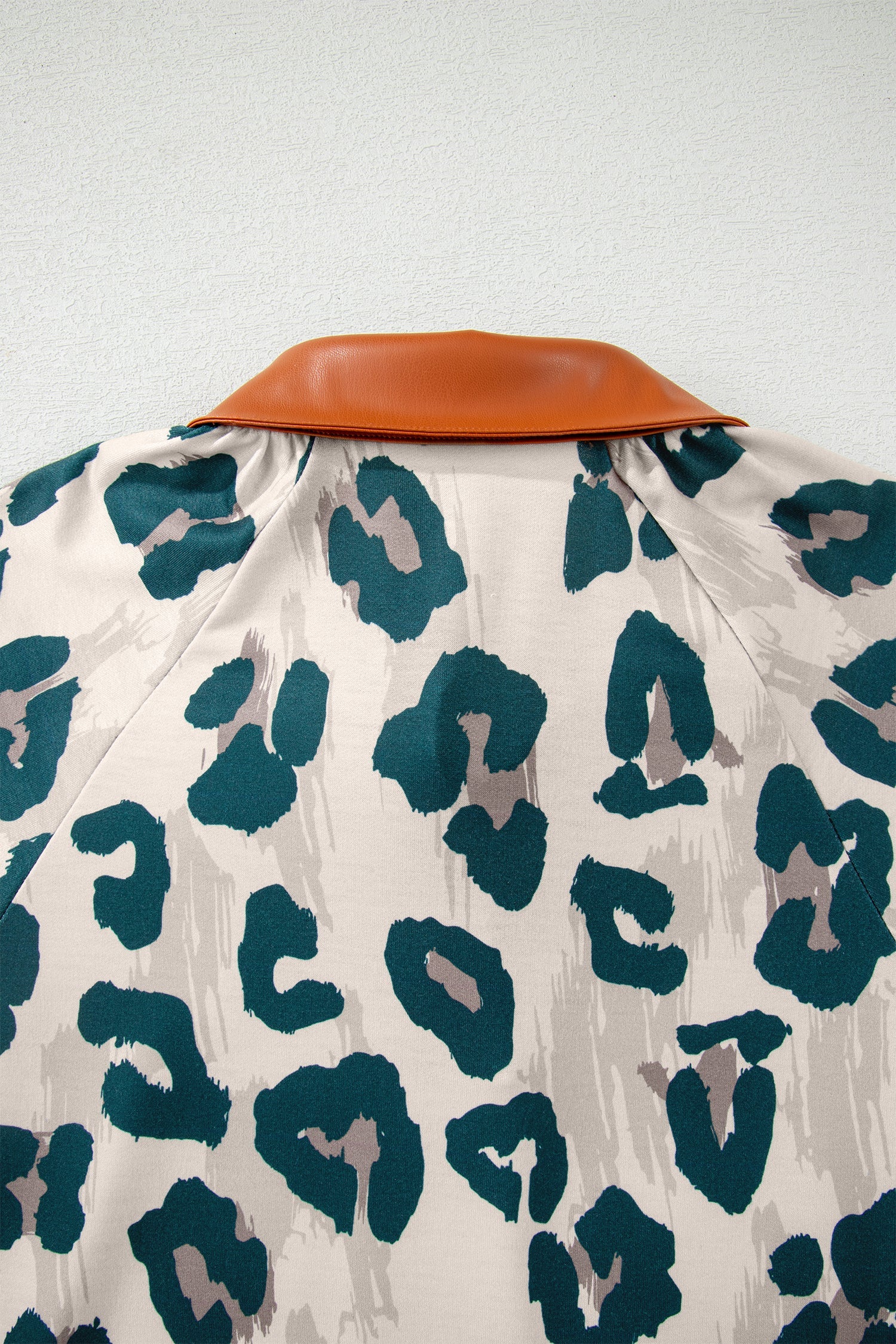 Blusa Casual a Maniche Corte con Stampa Leopardata e Colletto a Contrasto - Image 5