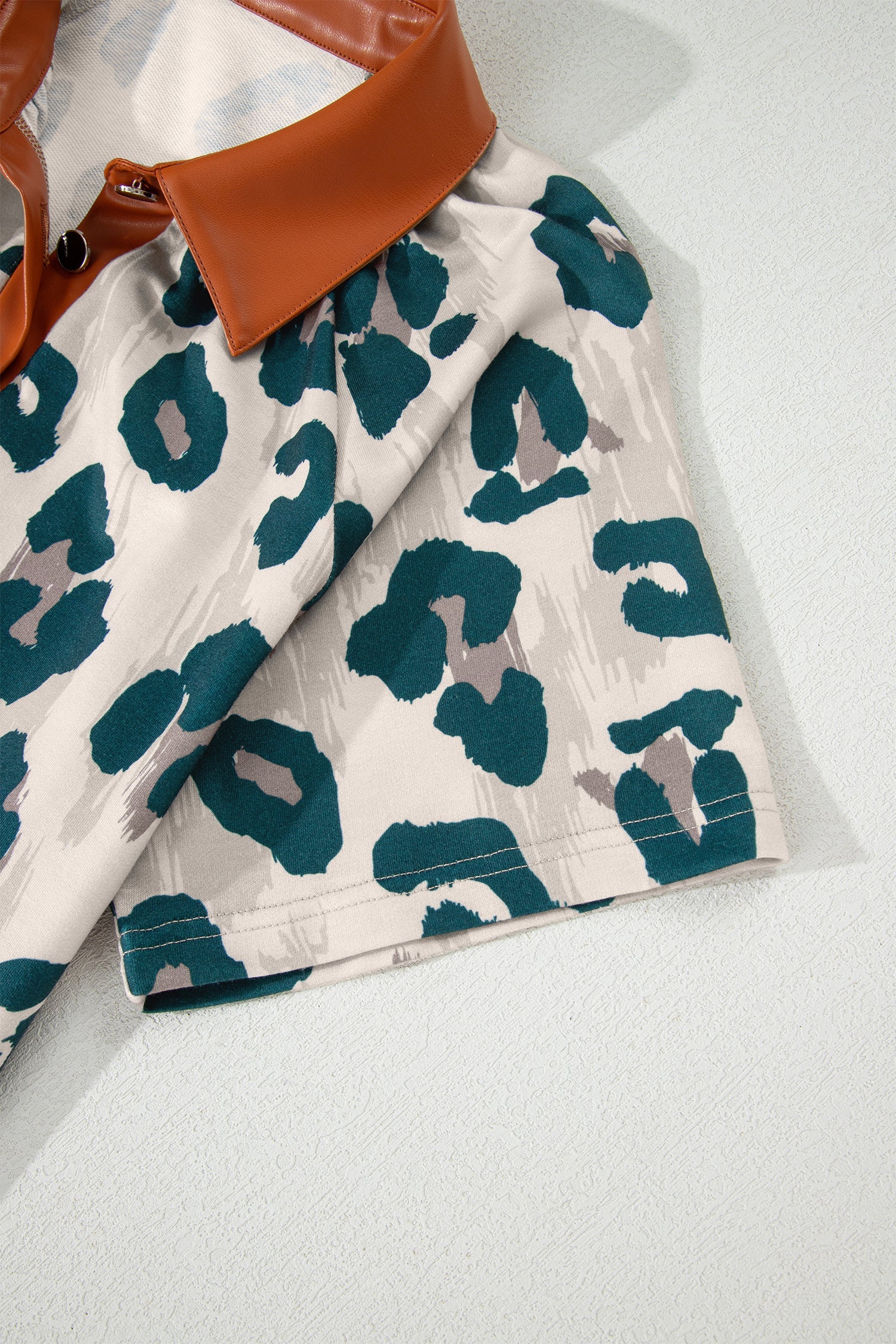 Blusa Casual a Maniche Corte con Stampa Leopardata e Colletto a Contrasto - Image 6