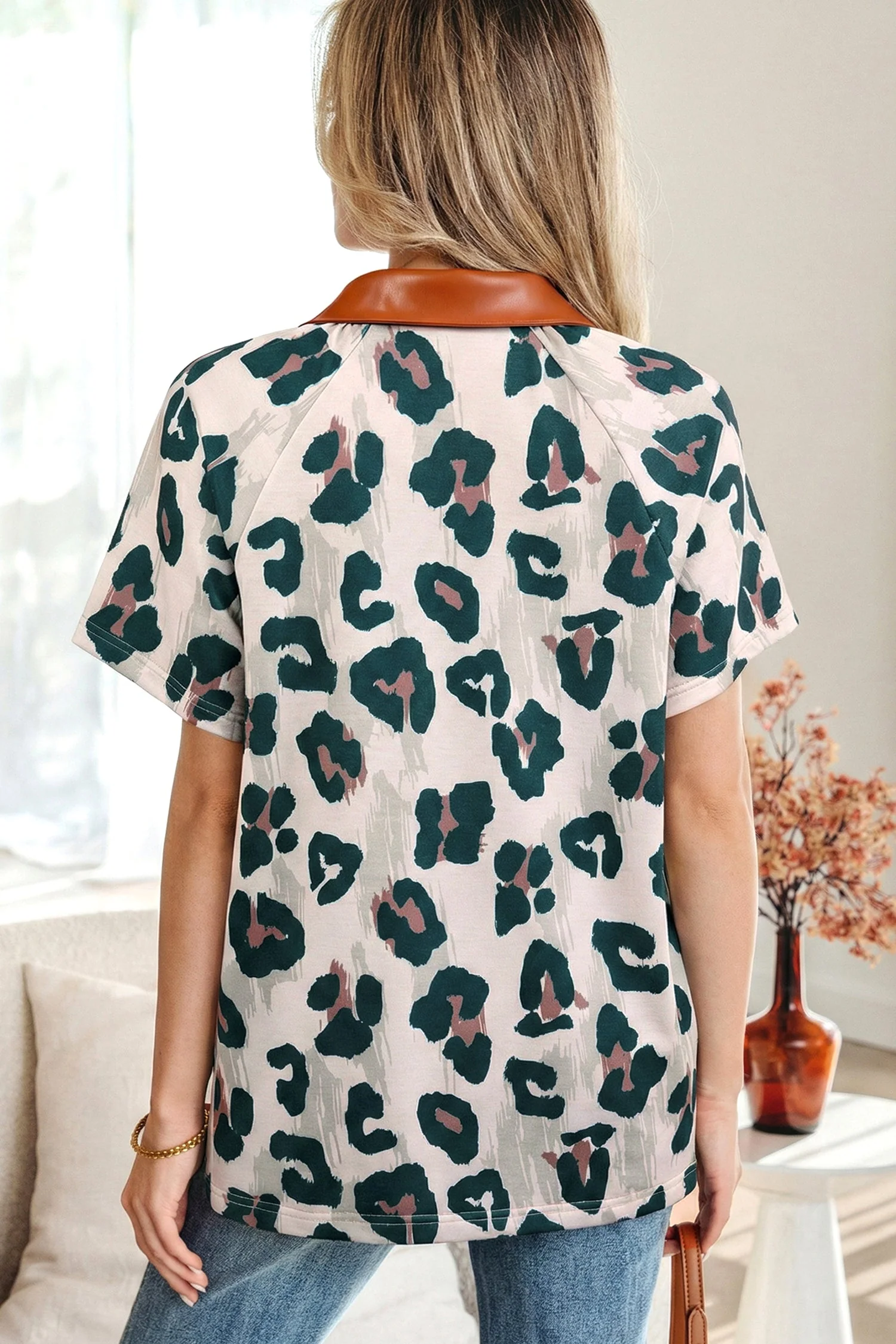 Blusa Casual a Maniche Corte con Stampa Leopardata e Colletto a Contrasto - Image 8