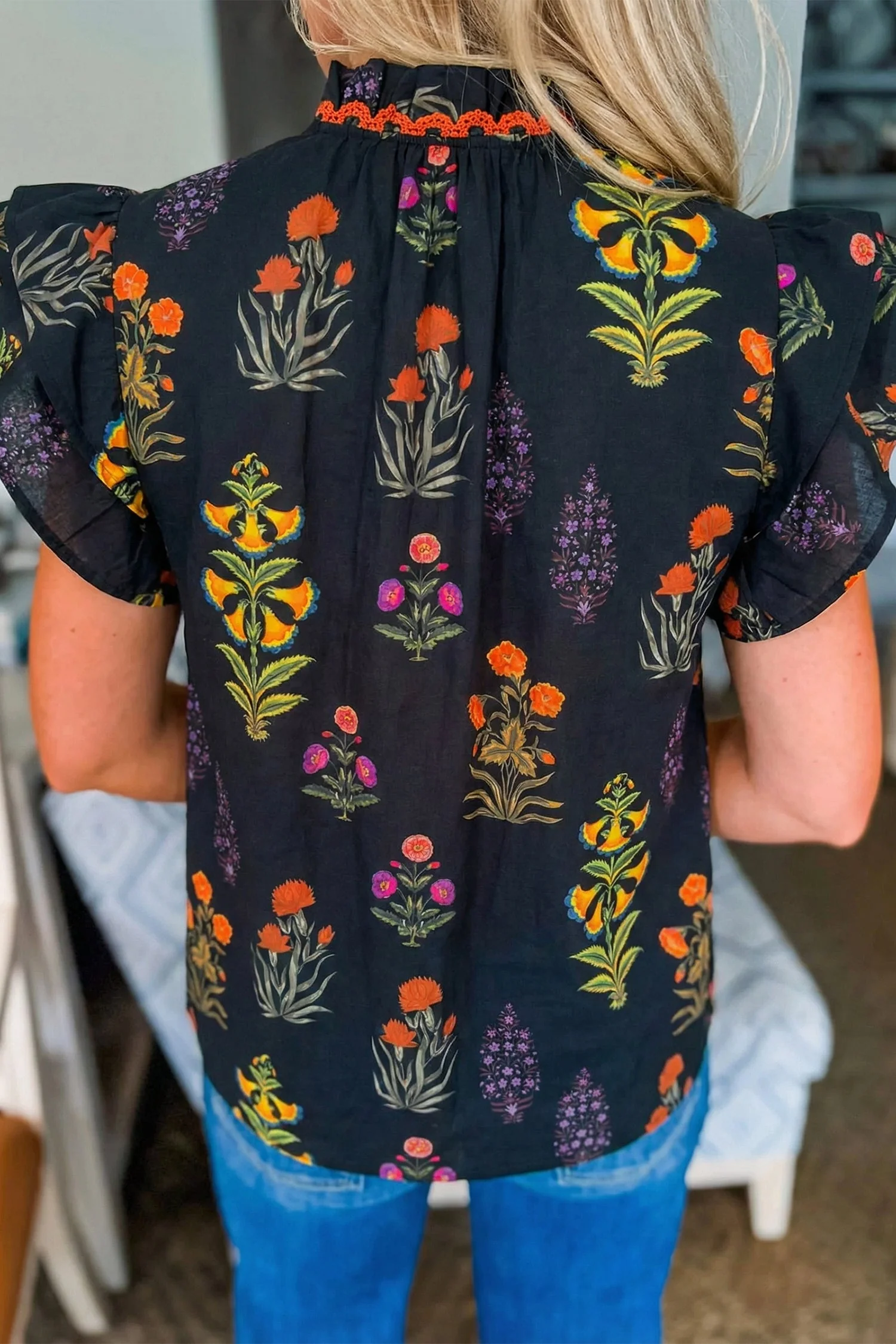Camicia Nera a Fiori con Bordo in Pizzo e Scollo a V con Volant - Image 2