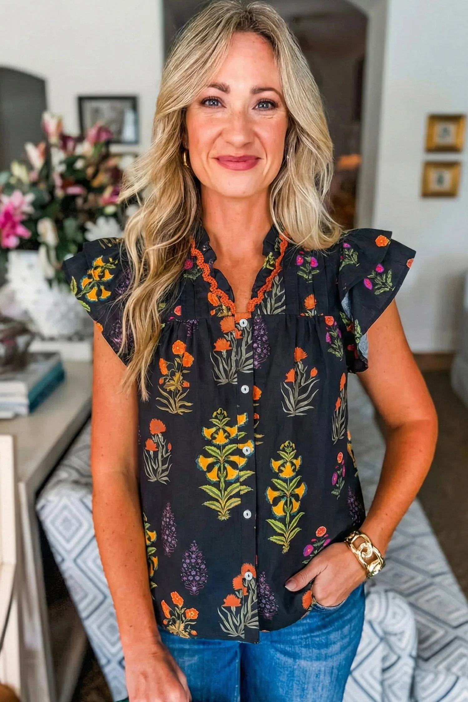 Camicia Nera a Fiori con Bordo in Pizzo e Scollo a V con Volant - Image 4