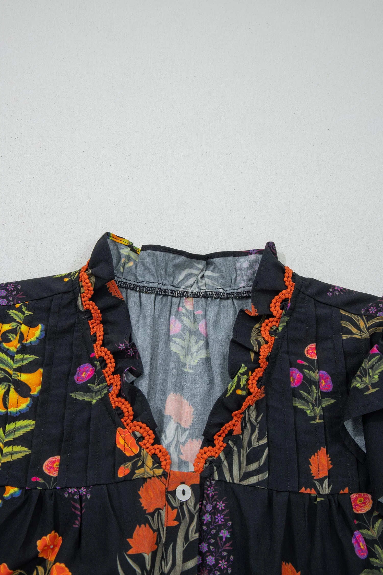 Camicia Nera a Fiori con Bordo in Pizzo e Scollo a V con Volant - Image 7
