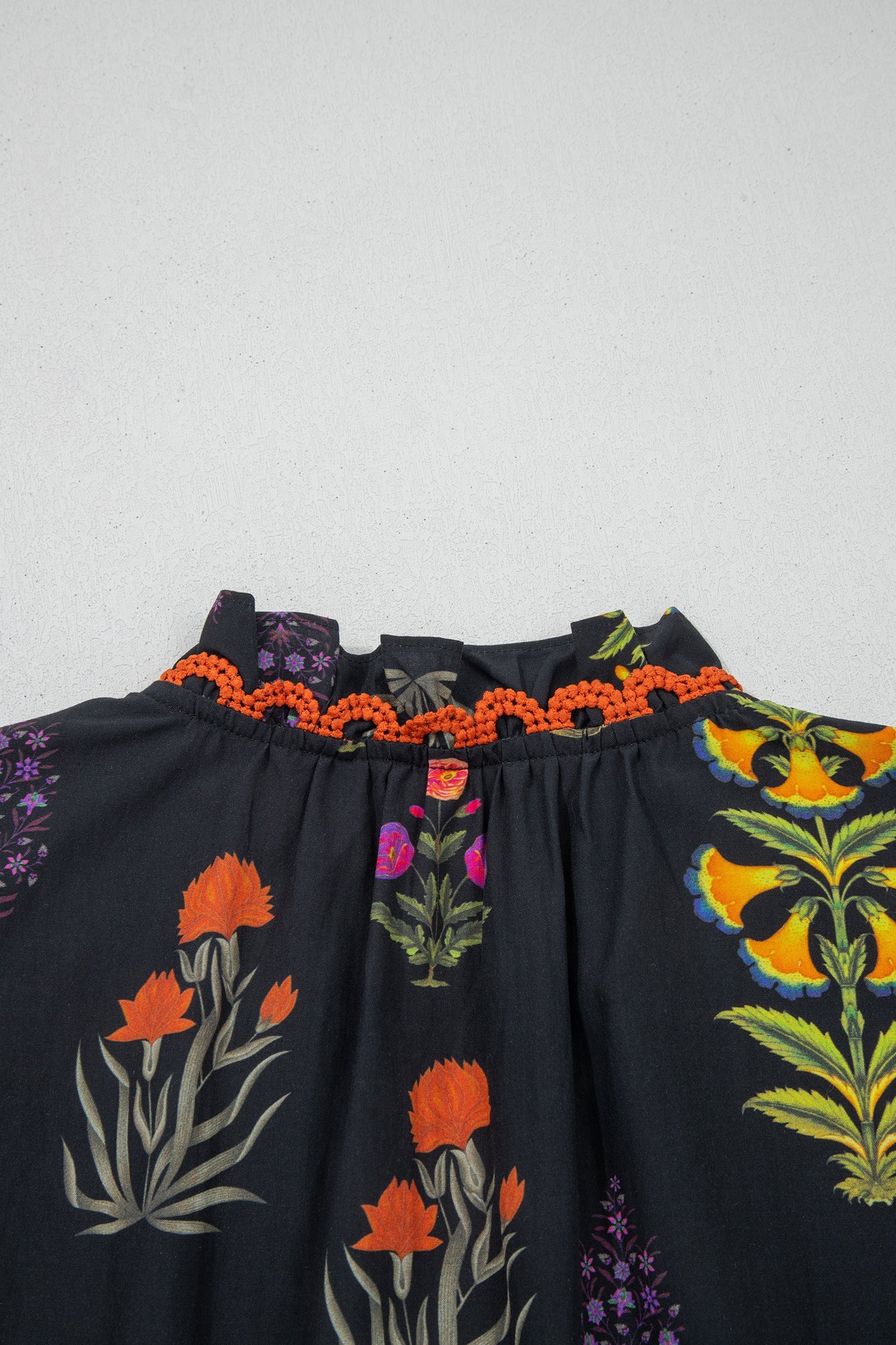 Camicia Nera a Fiori con Bordo in Pizzo e Scollo a V con Volant - Image 8