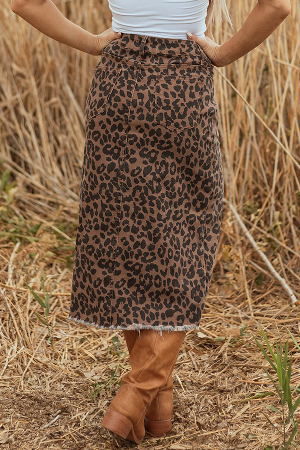 Gonna Midi in Denim Leopardata con Spacco e Orlo Sfilacciato - Image 2