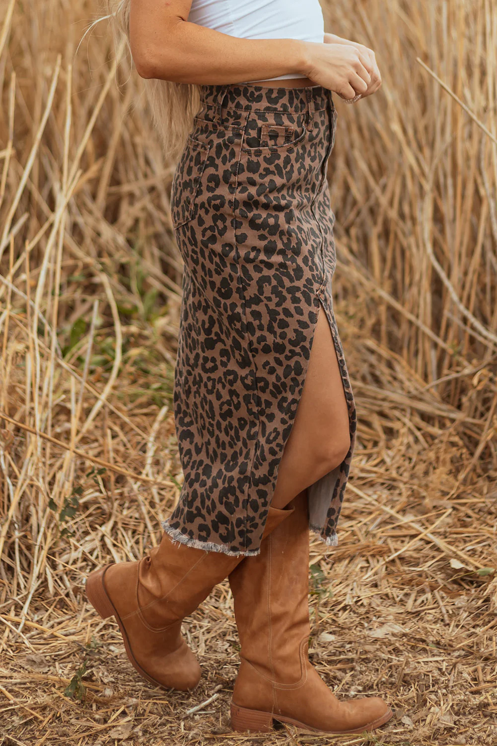 Gonna Midi in Denim Leopardata con Spacco e Orlo Sfilacciato - Image 3