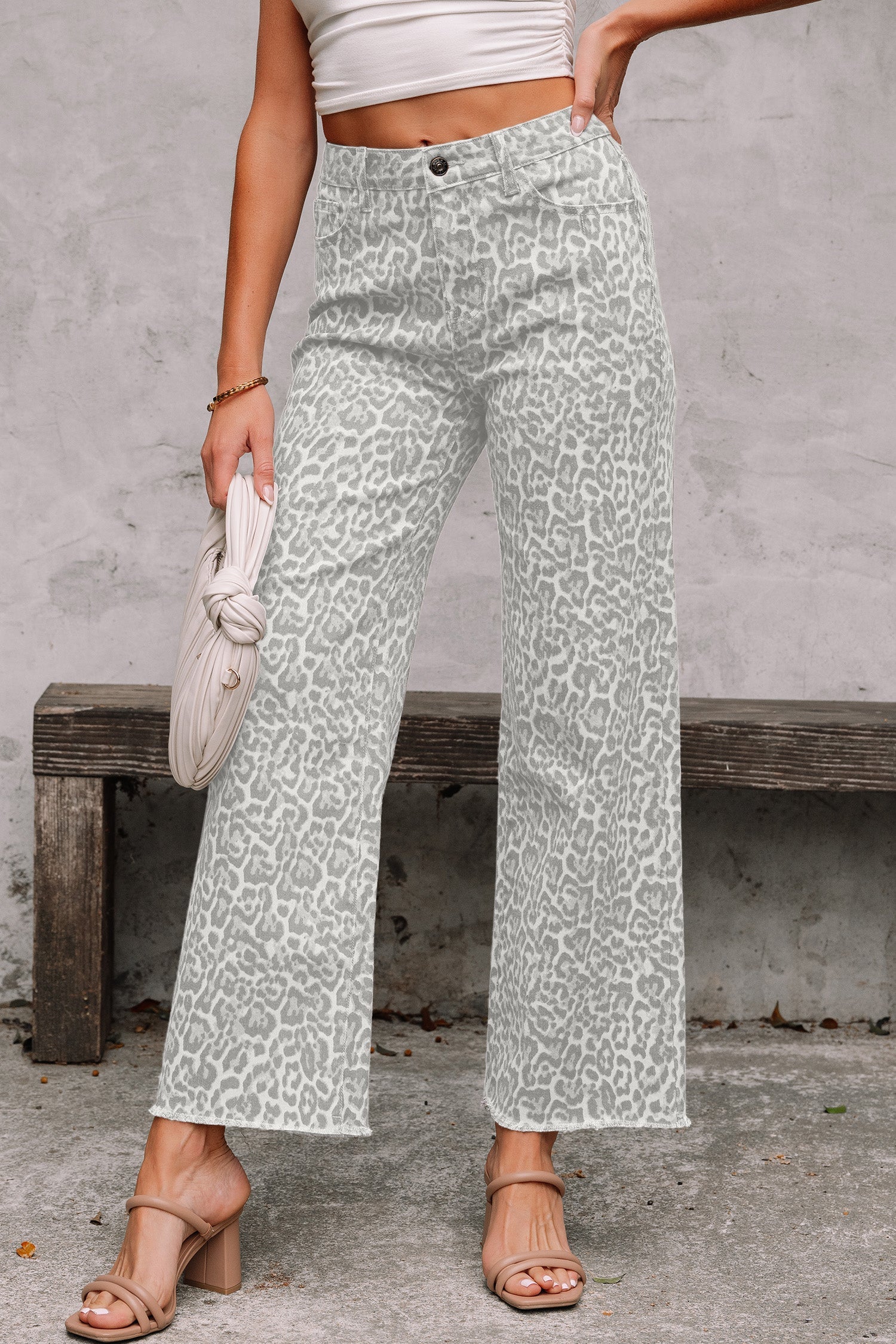 Jeans Leopardati a Gamba Larga a Vita Alta con Bordi Sfrangiati