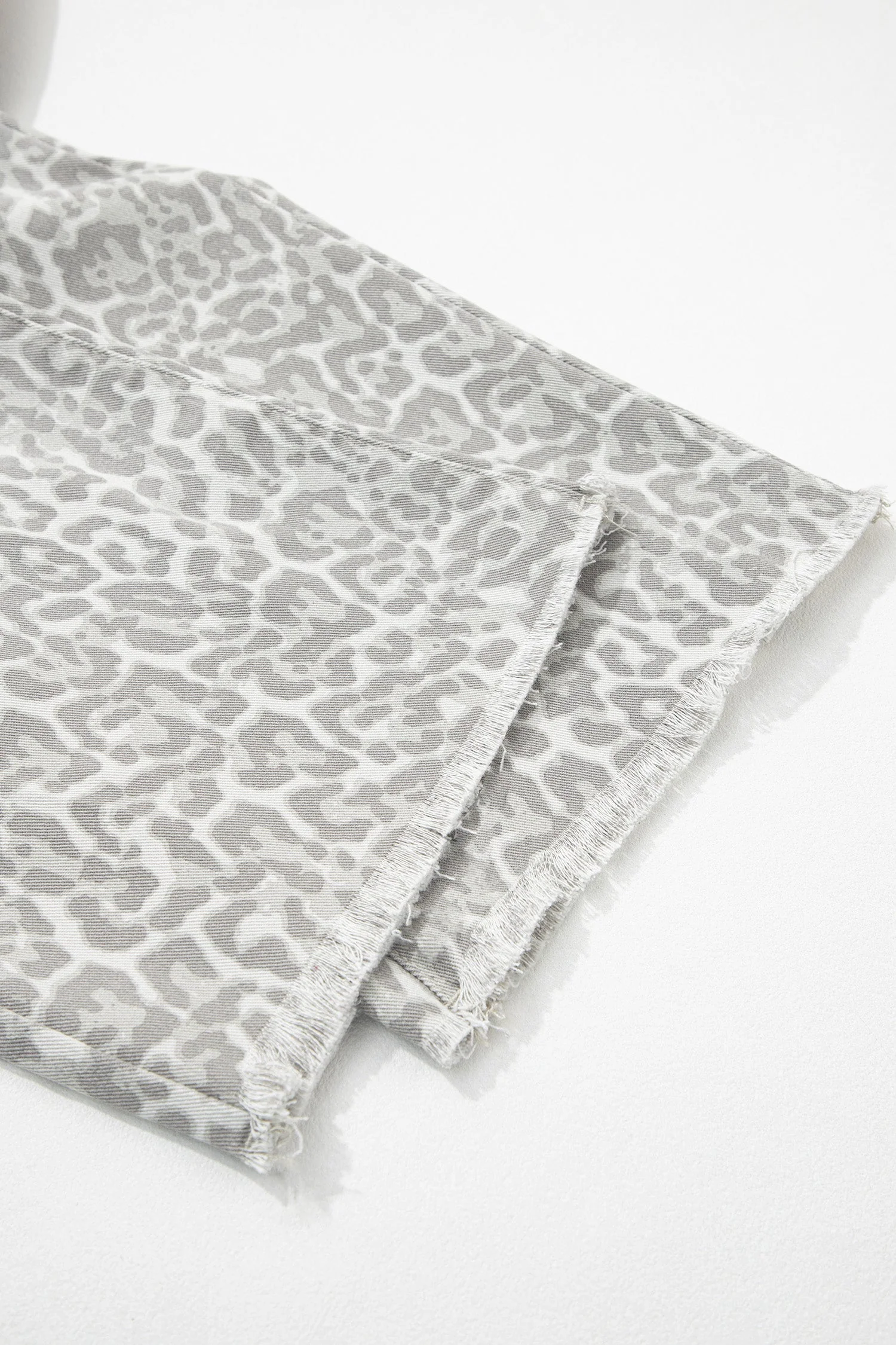 Jeans Leopardati a Gamba Larga a Vita Alta con Bordi Sfrangiati - Image 11