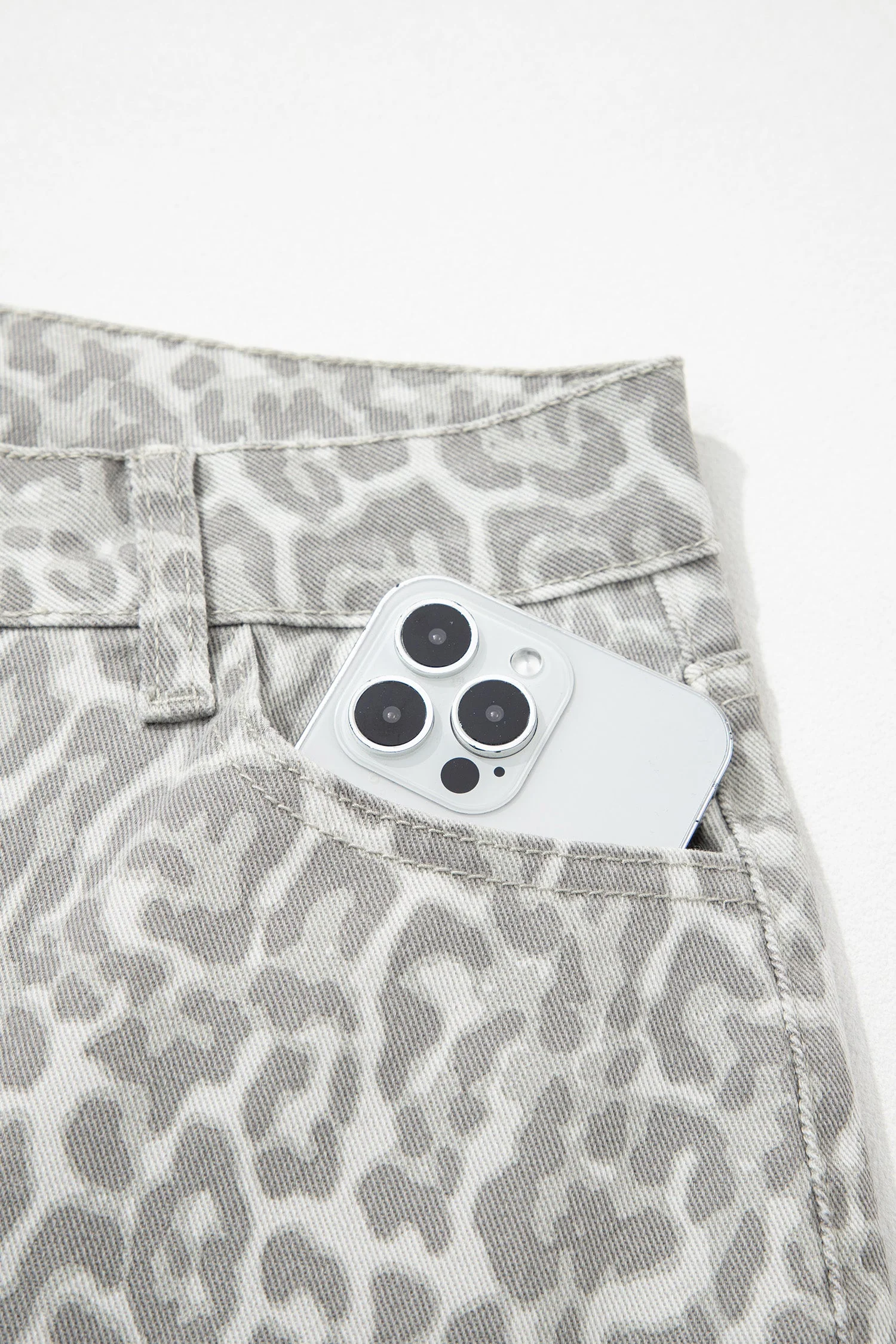 Jeans Leopardati a Gamba Larga a Vita Alta con Bordi Sfrangiati - Image 13