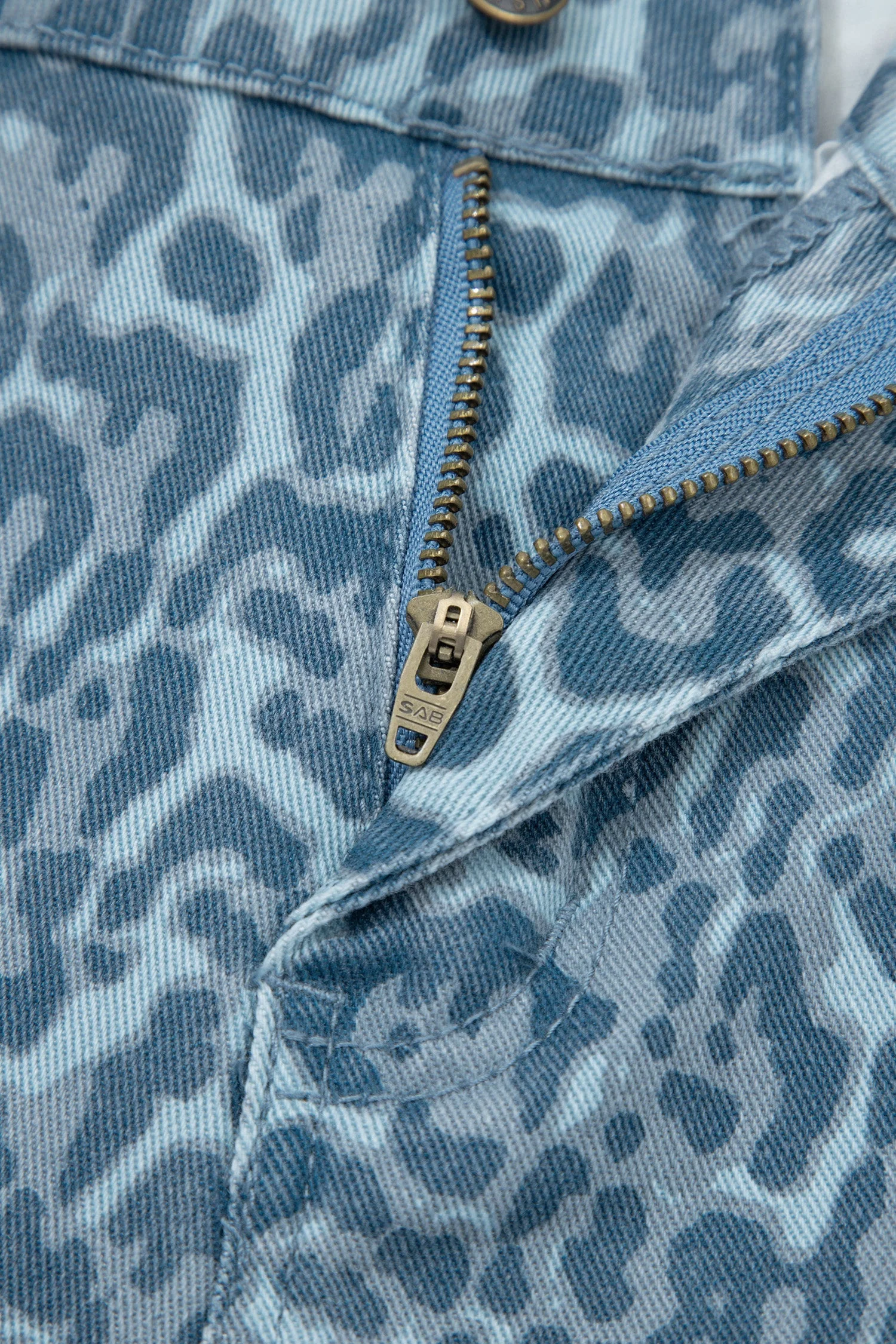 Jeans Leopardati a Gamba Larga a Vita Alta con Bordi Sfrangiati - Image 21