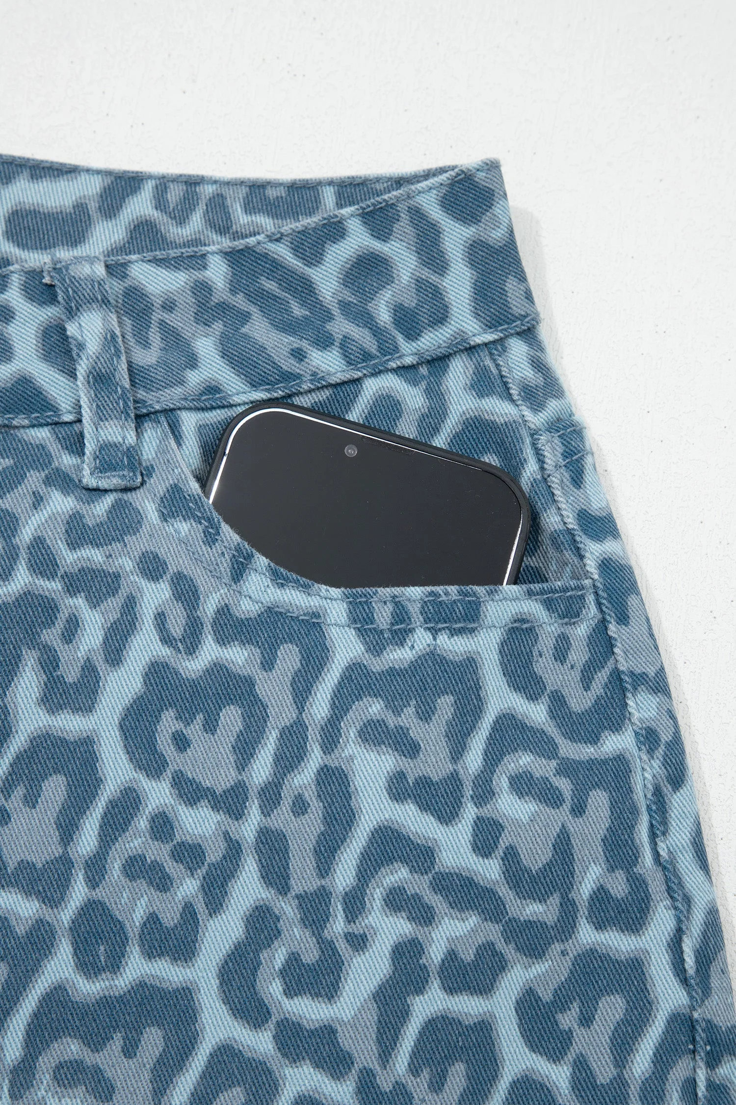 Jeans Leopardati a Gamba Larga a Vita Alta con Bordi Sfrangiati - Image 23