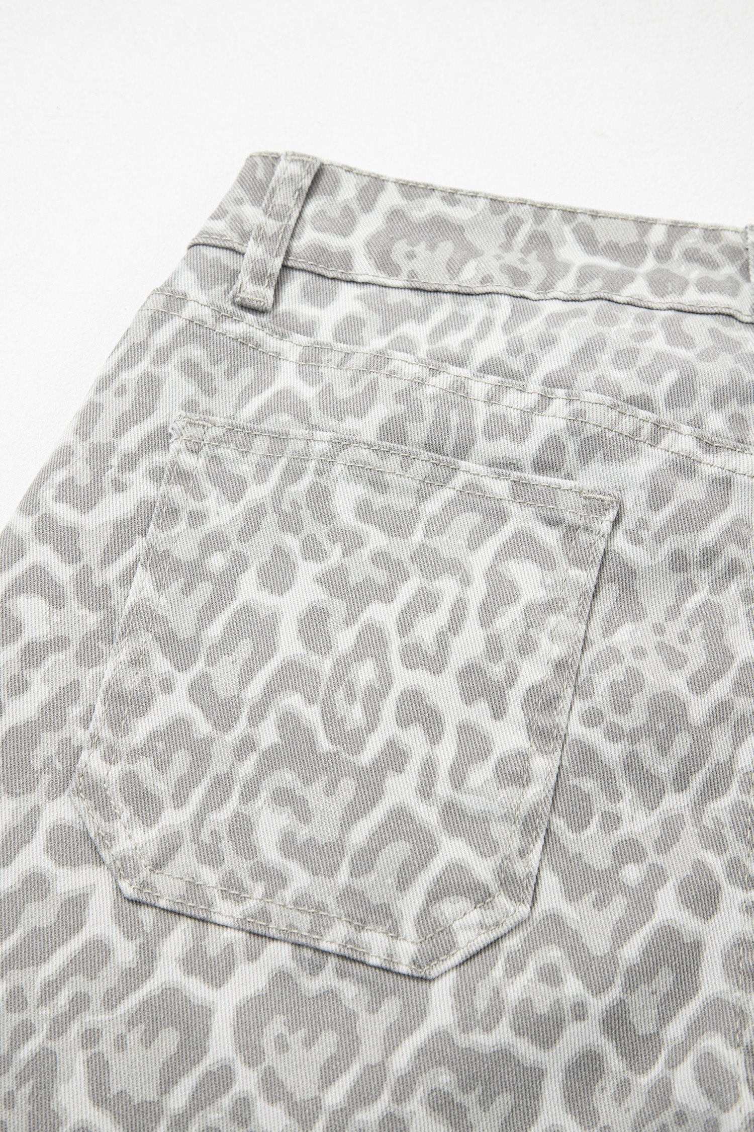 Jeans Leopardati a Gamba Larga a Vita Alta con Bordi Sfrangiati - Image 9