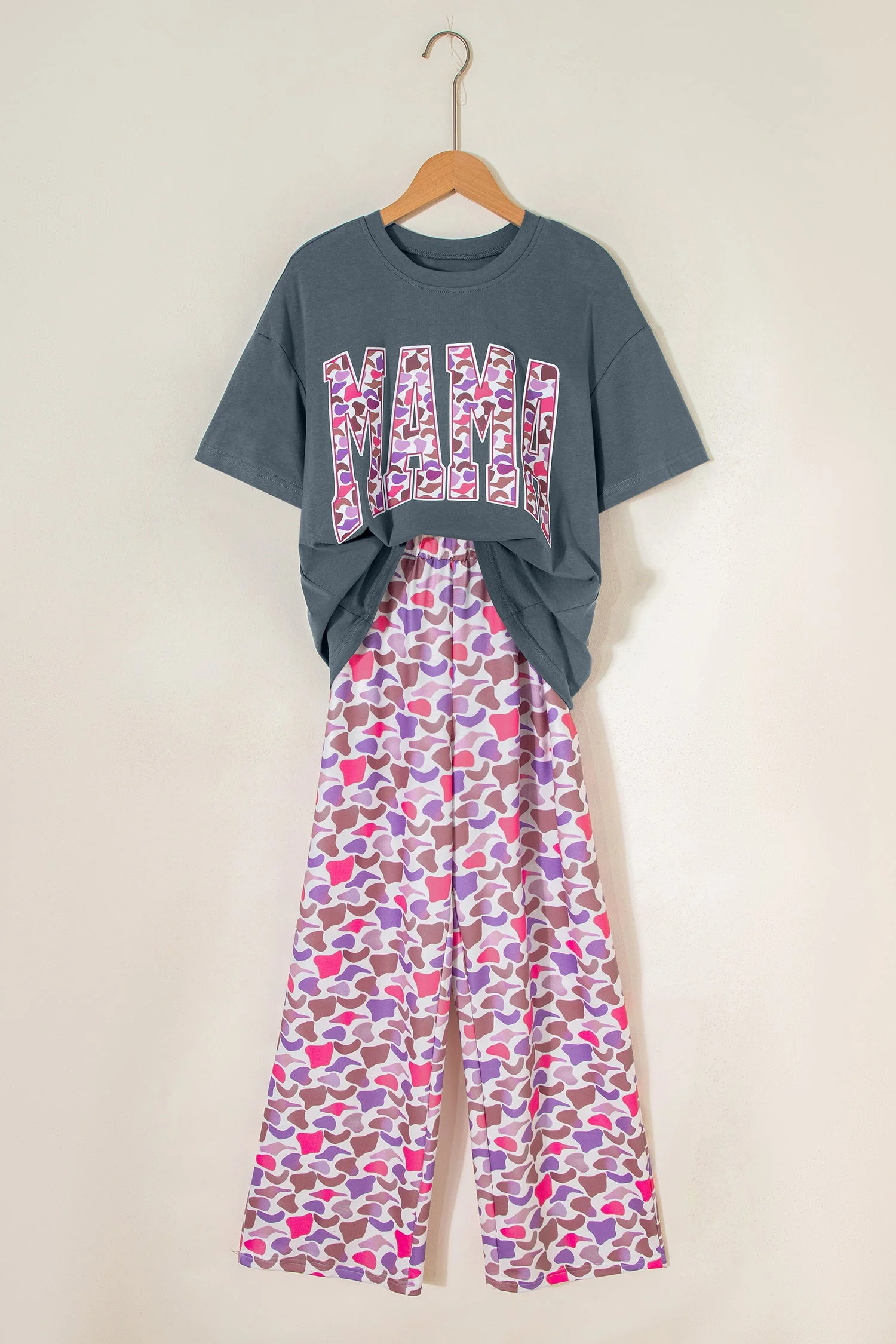 Set Coordinato Grigio Medio con T-shirt MAMA e Pantaloni Mimetici - Image 6