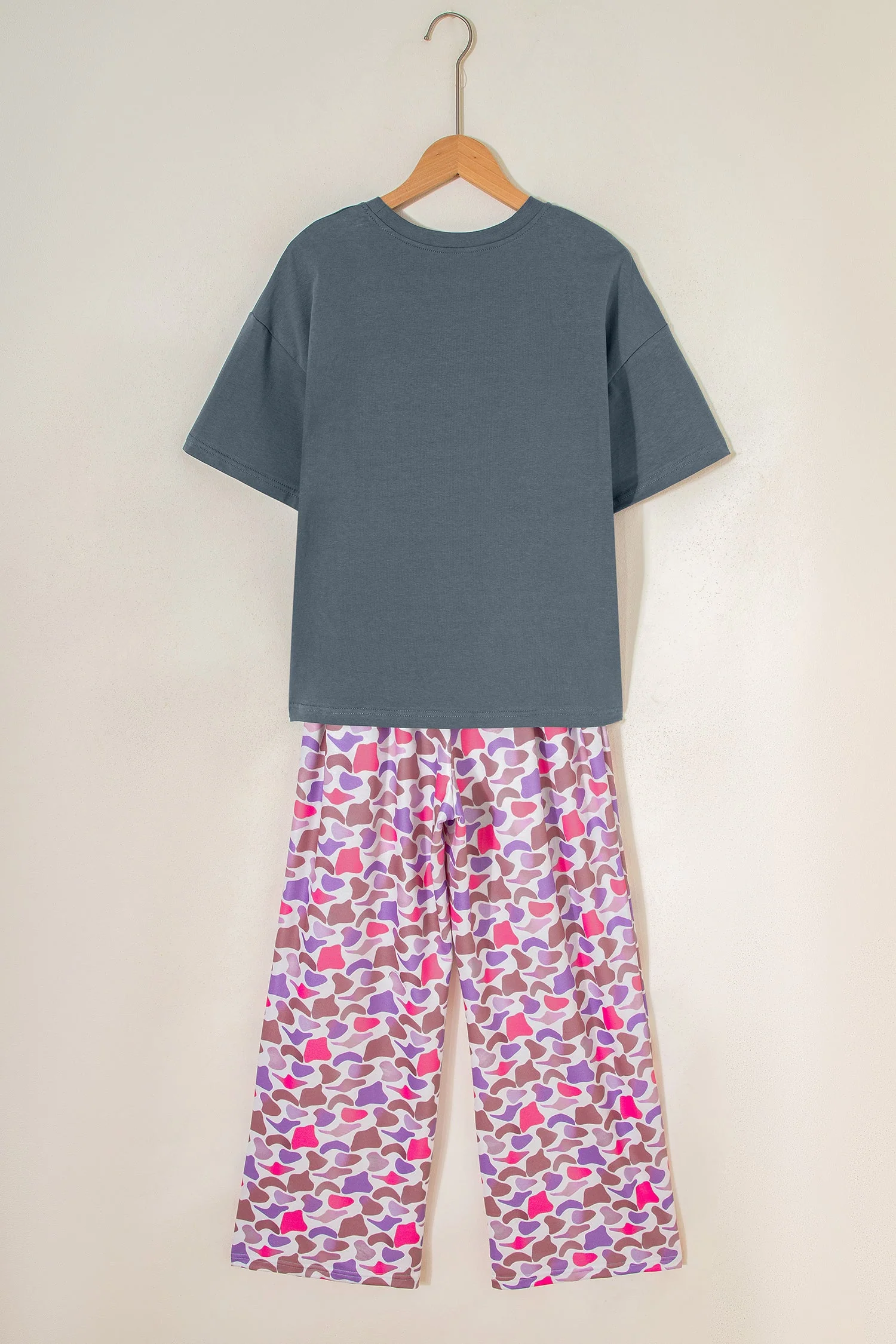 Set Coordinato Grigio Medio con T-shirt MAMA e Pantaloni Mimetici - Image 7