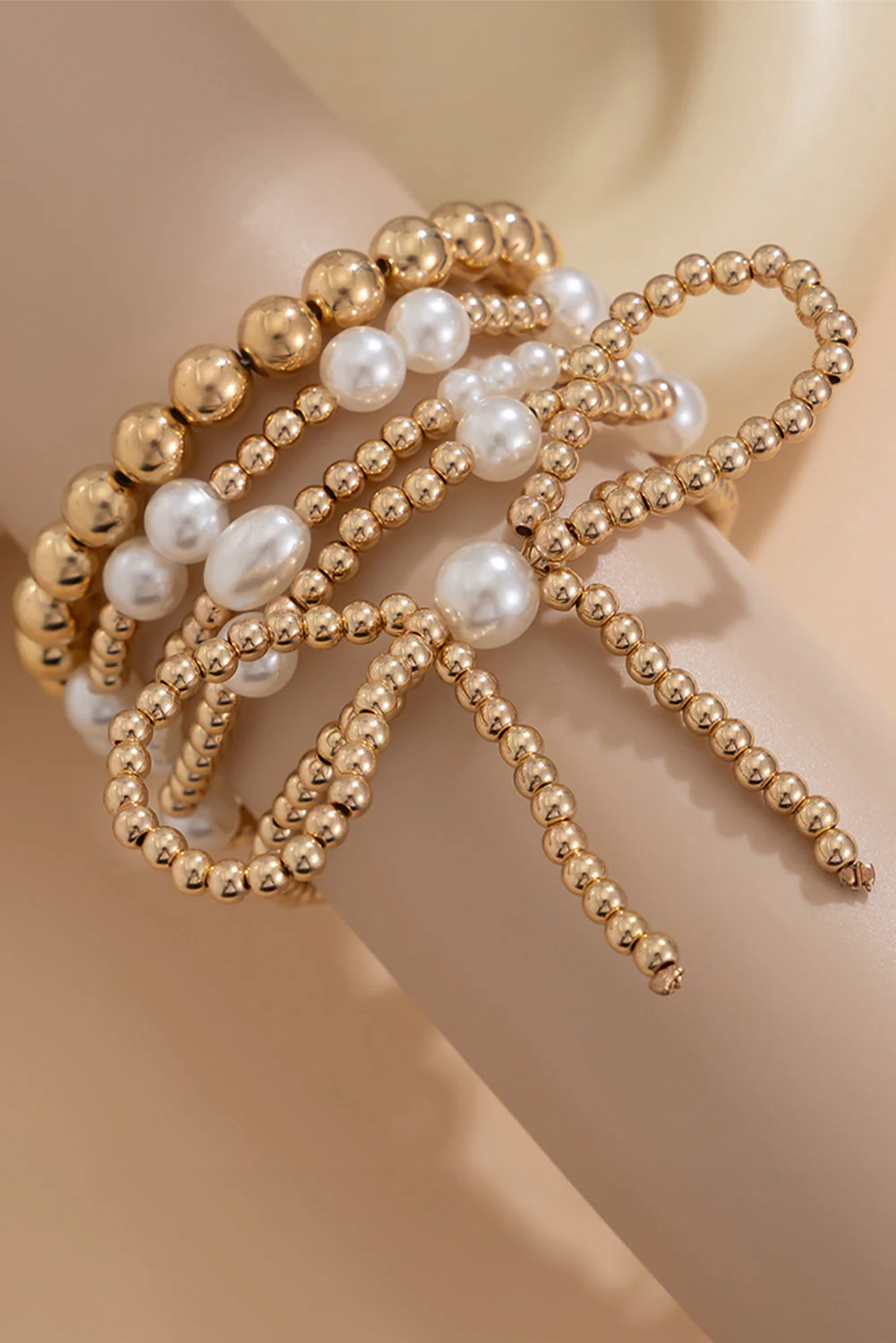 Set di Bracciali Multistrato con Fiocco Dorato e Perle - Image 3