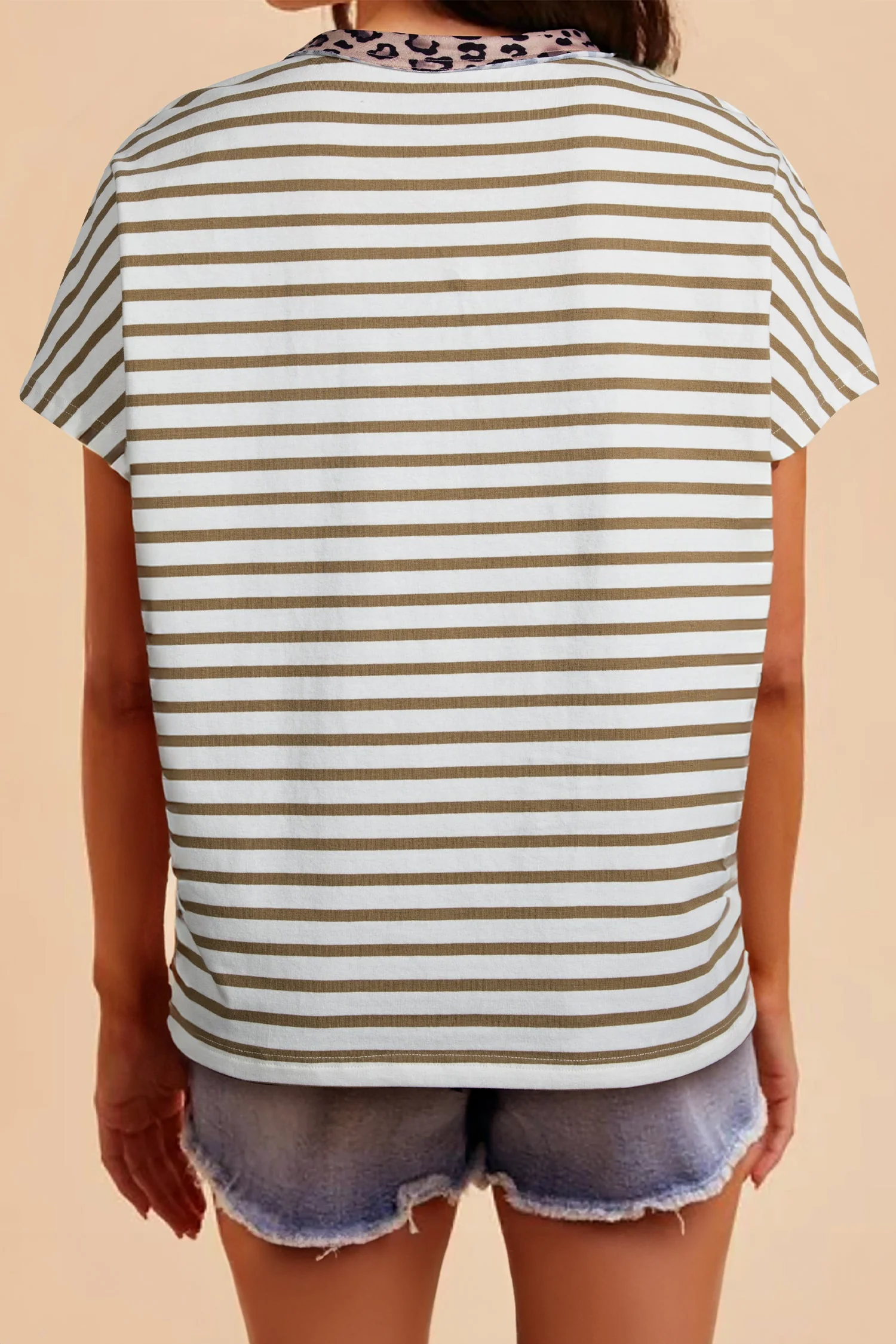 T-shirt ampia a girocollo con righe kaki e patchwork leopardato - Image 2