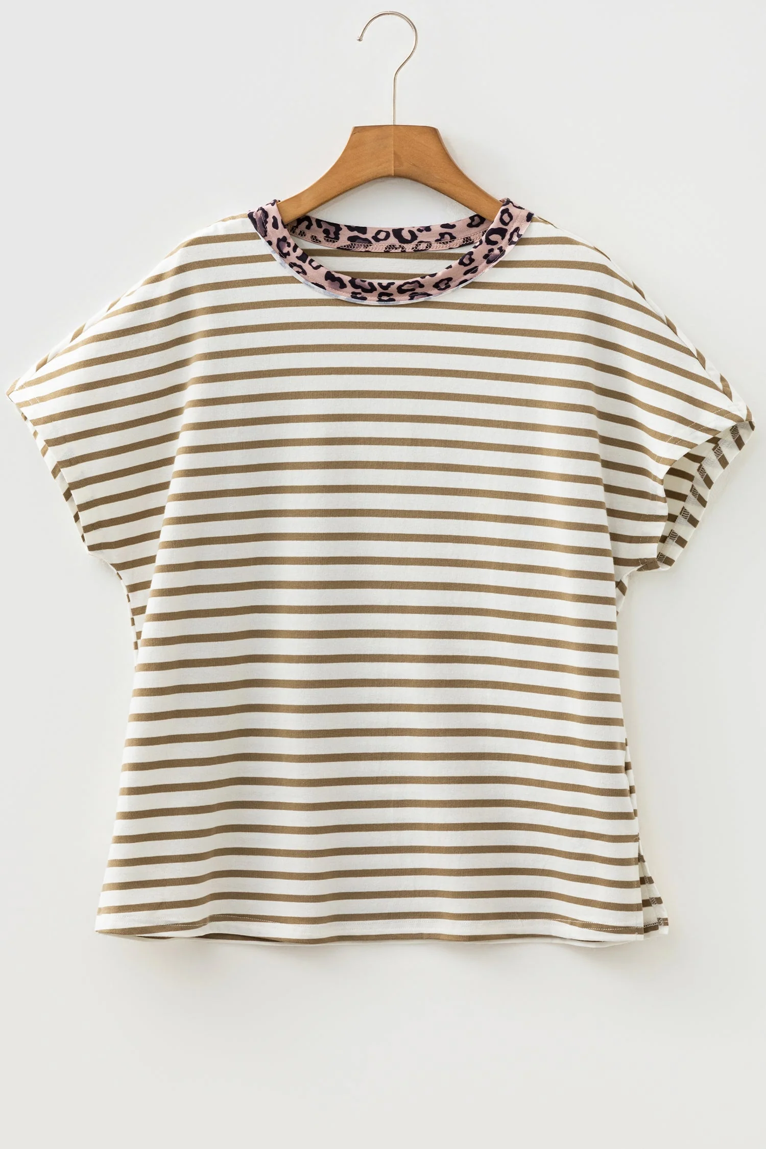 T-shirt ampia a girocollo con righe kaki e patchwork leopardato - Image 4