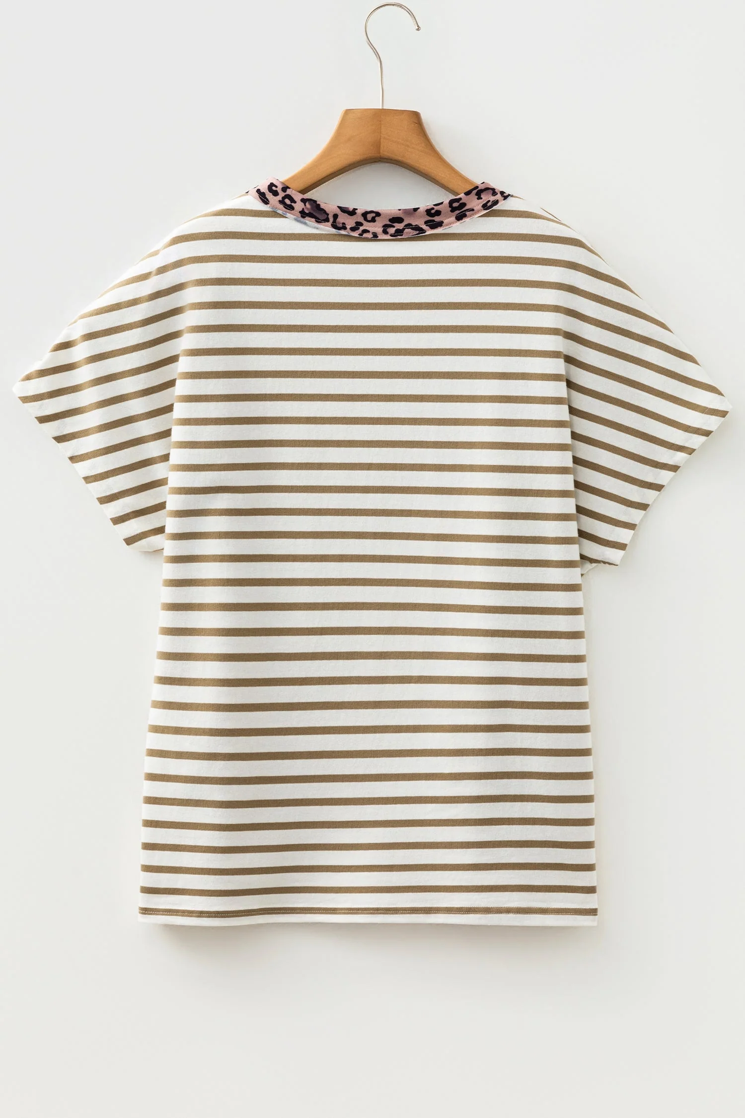T-shirt ampia a girocollo con righe kaki e patchwork leopardato - Image 5