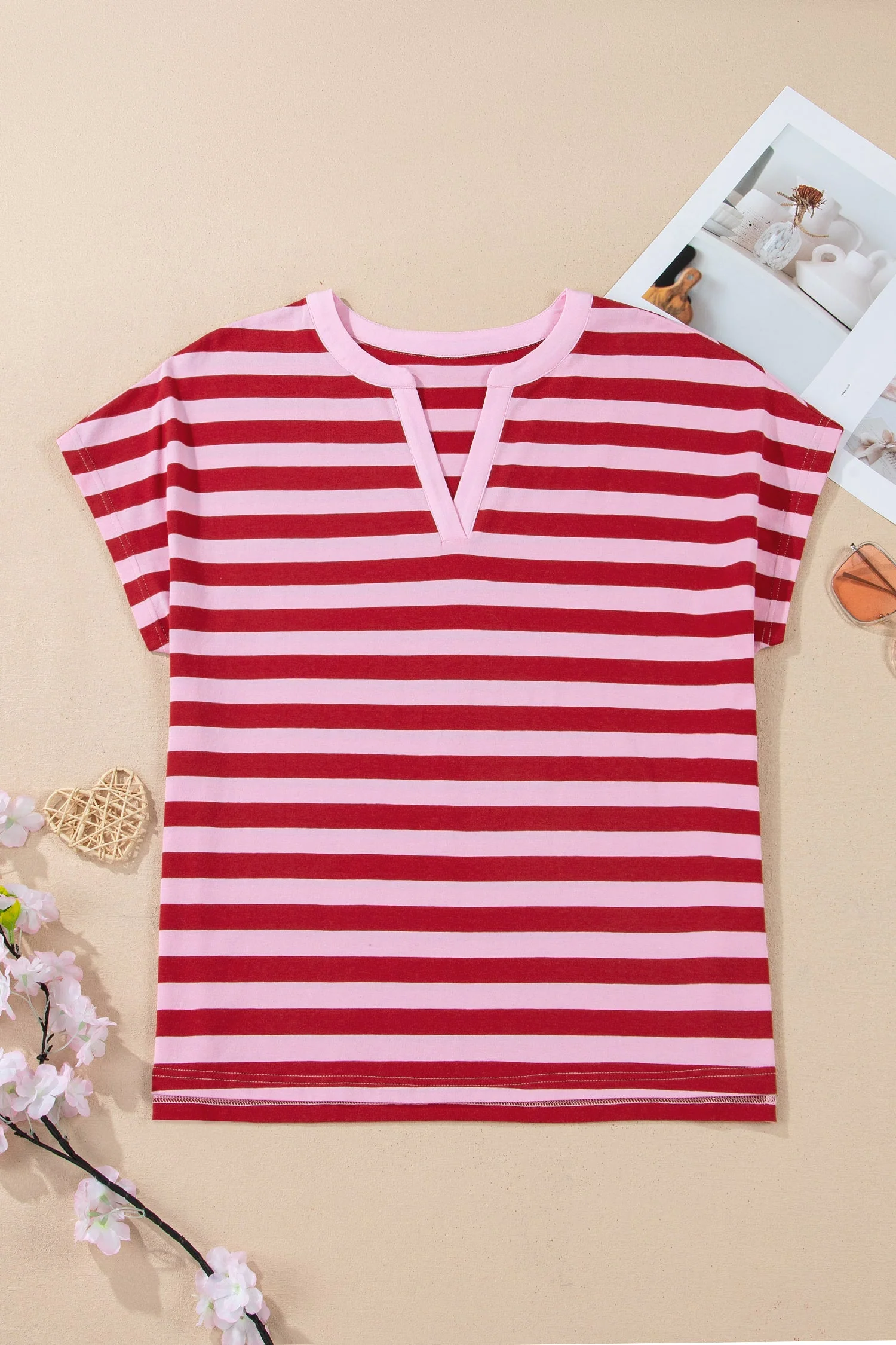 T-shirt Casual a Righe Rosa con Scollo a V - Image 3