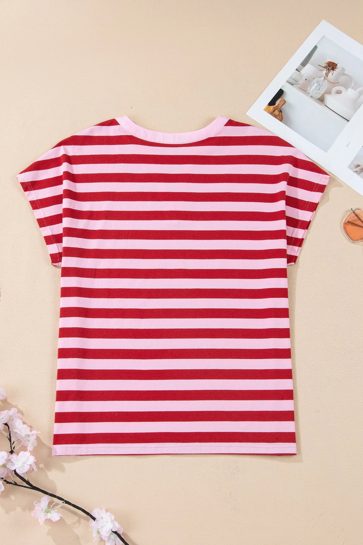 T-shirt Casual a Righe Rosa con Scollo a V - Image 4