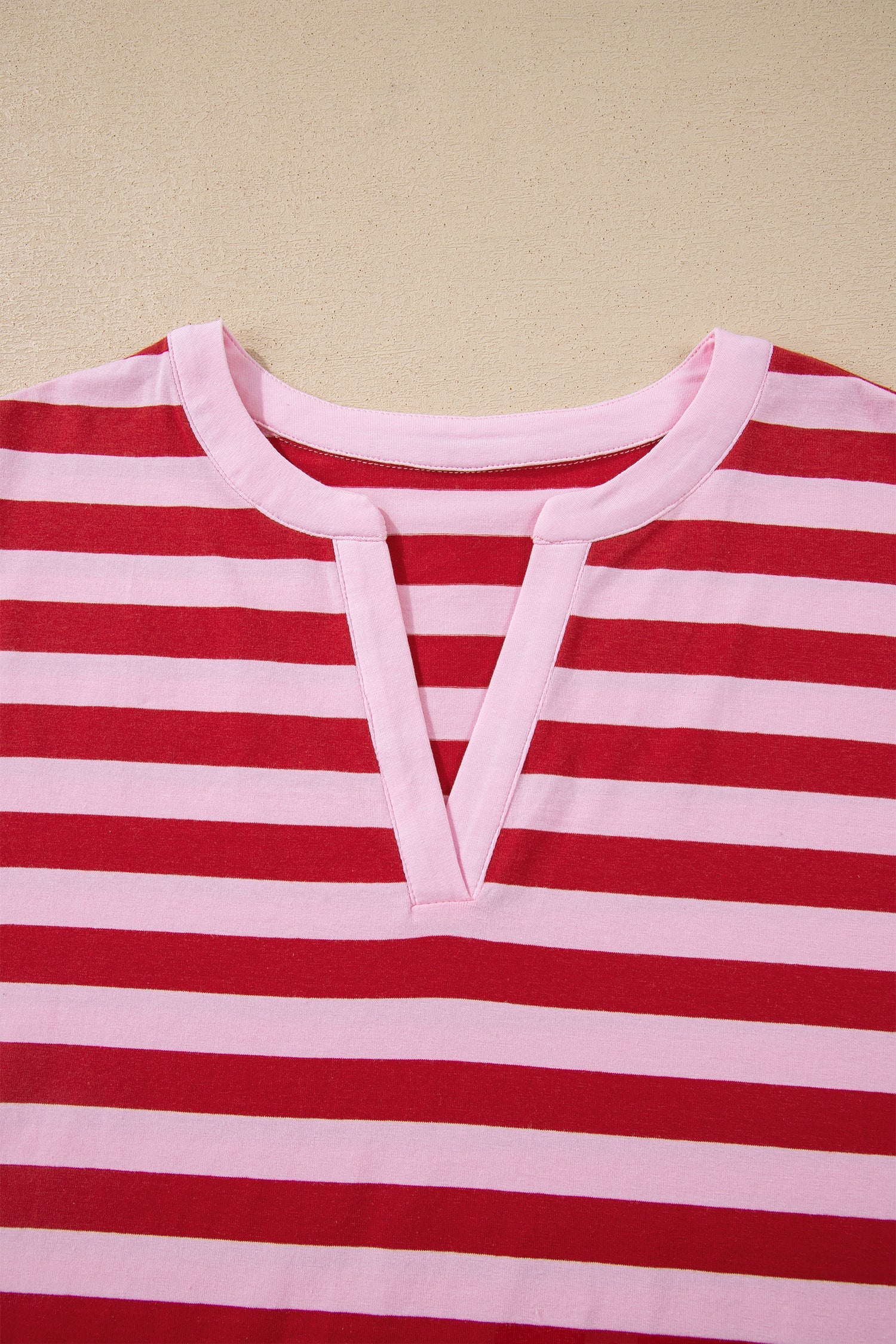 T-shirt Casual a Righe Rosa con Scollo a V - Image 5