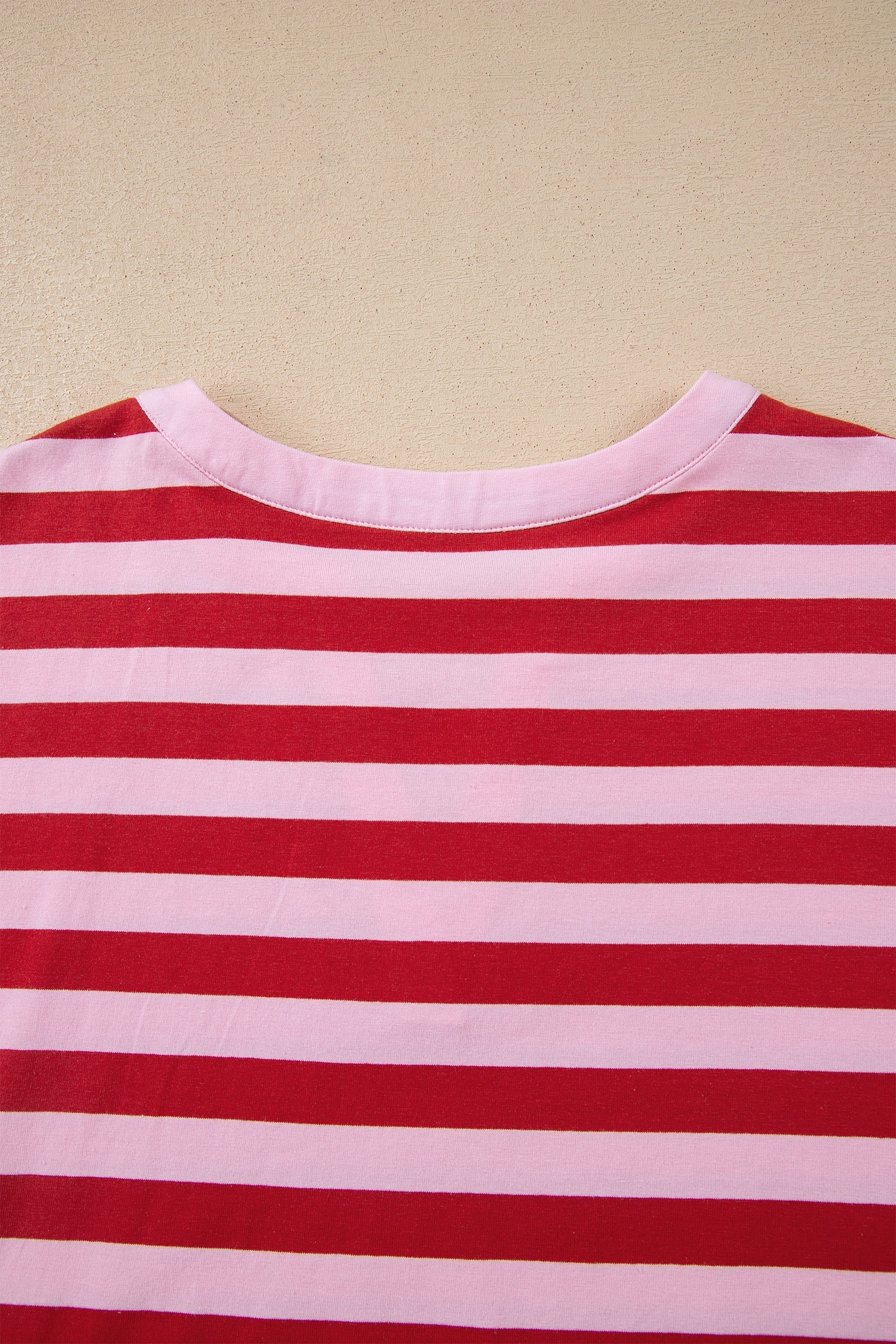 T-shirt Casual a Righe Rosa con Scollo a V - Image 6