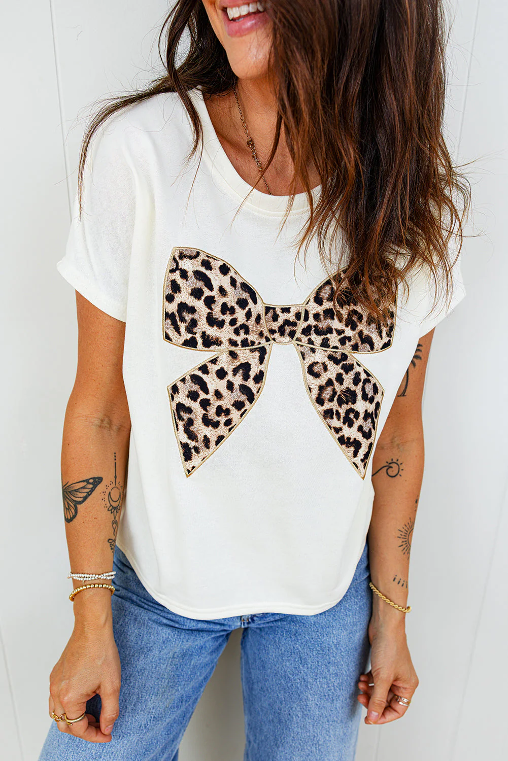 T-shirt in cotone con fiocco leopardato ricamato e girocollo - Image 5