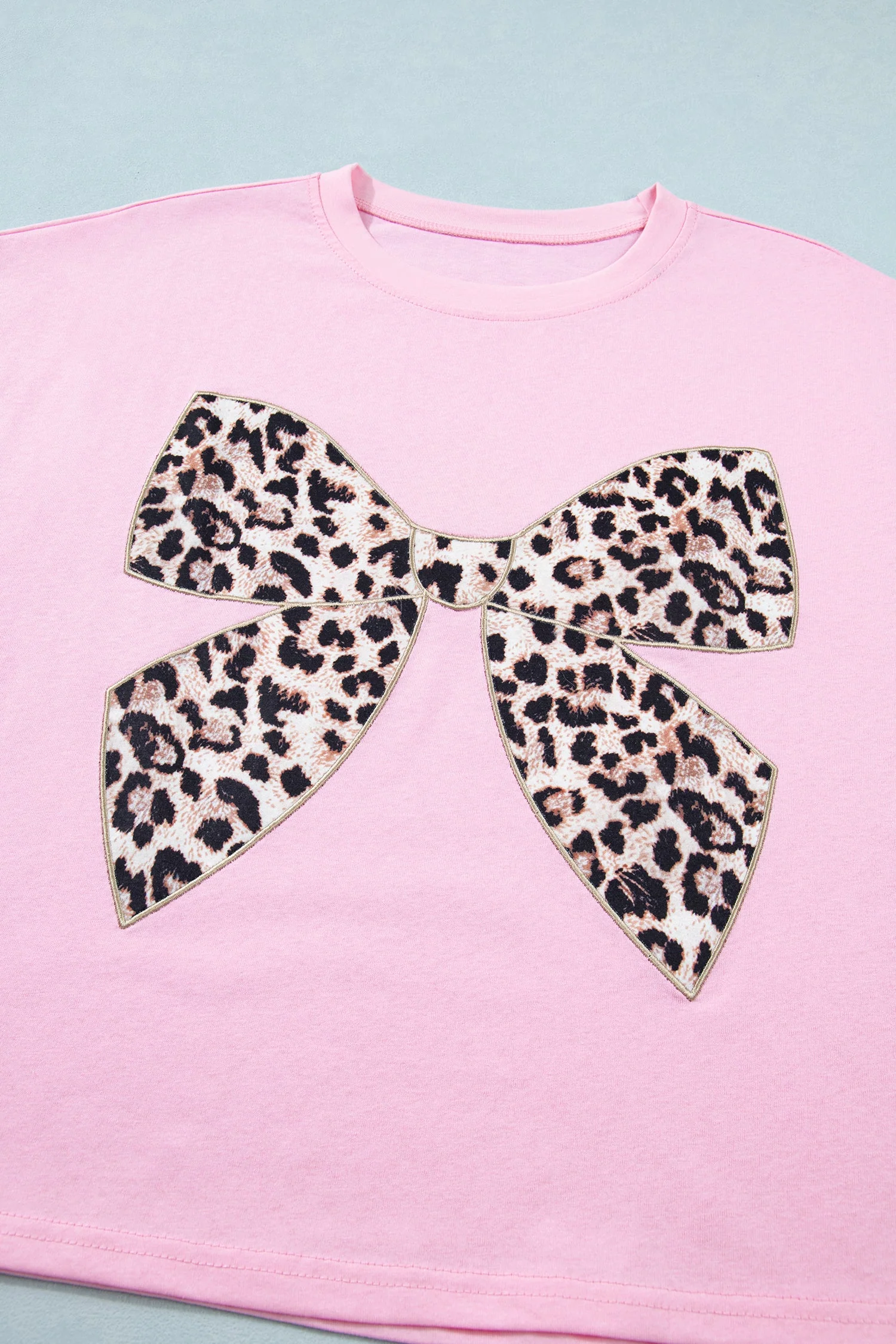 T-shirt in cotone con fiocco leopardato ricamato e girocollo - Image 9
