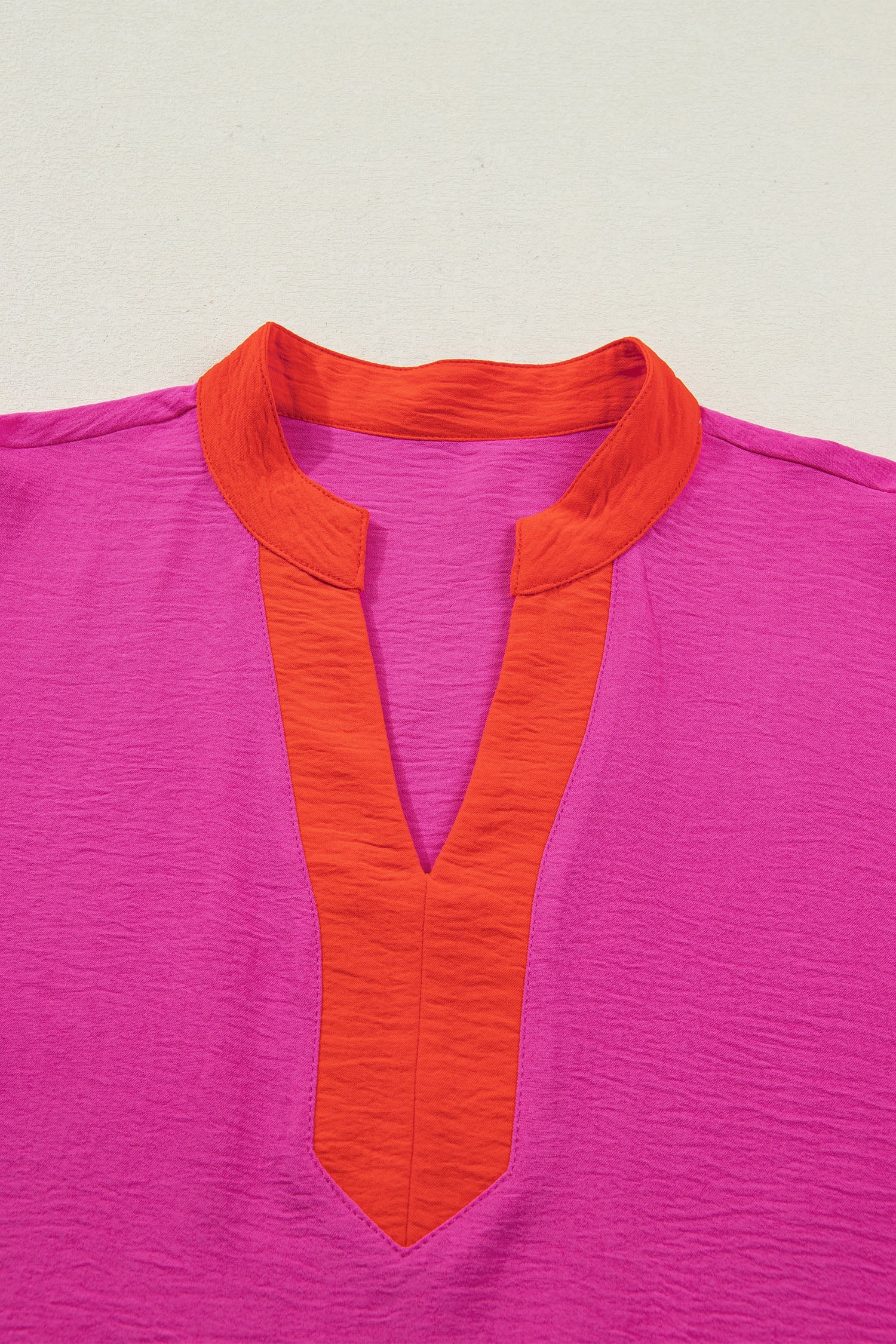 Top a Maniche Corte Ampie con Scollo a V Color Block Rosso Rosa - Image 3