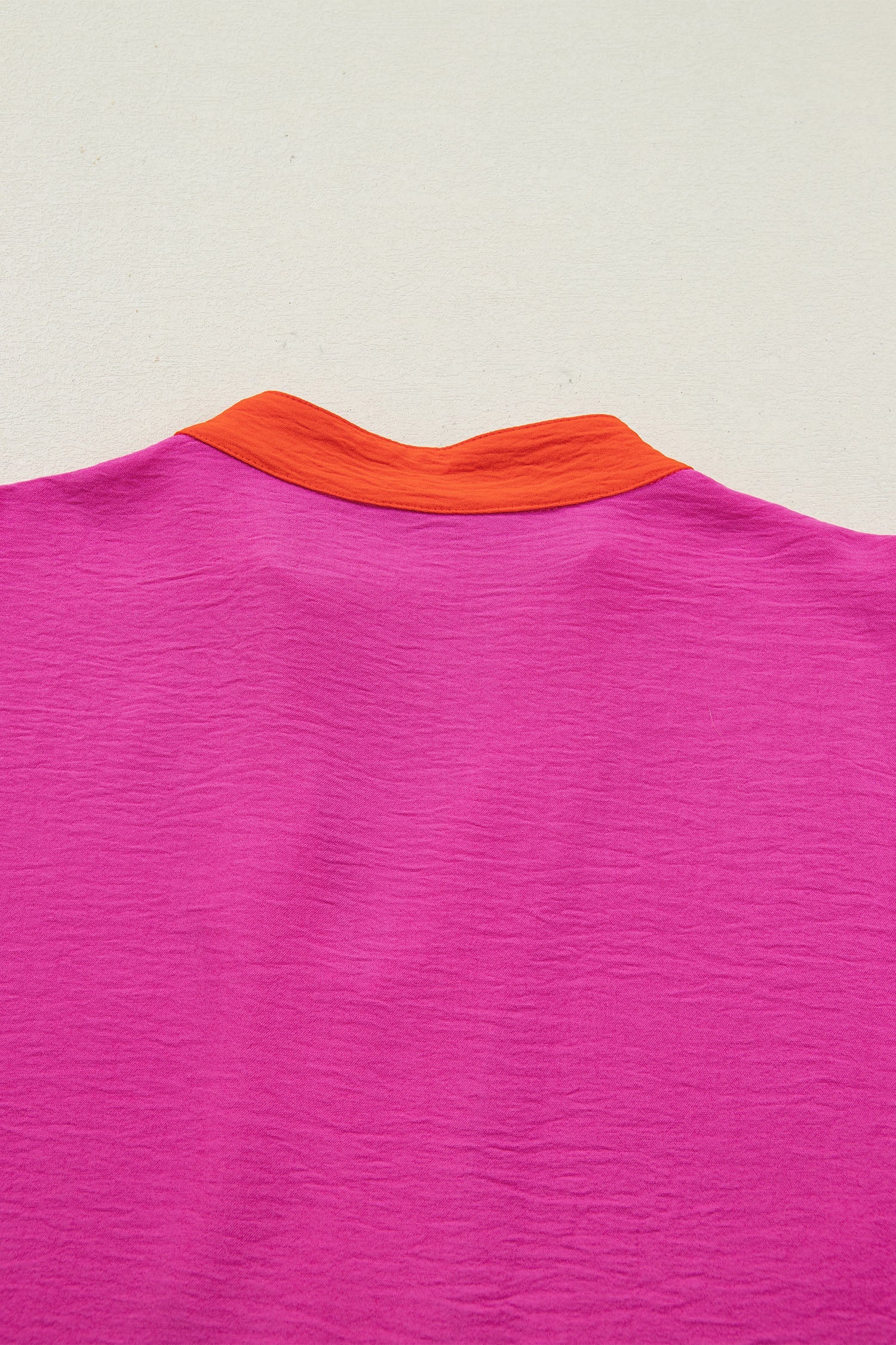 Top a Maniche Corte Ampie con Scollo a V Color Block Rosso Rosa - Image 4