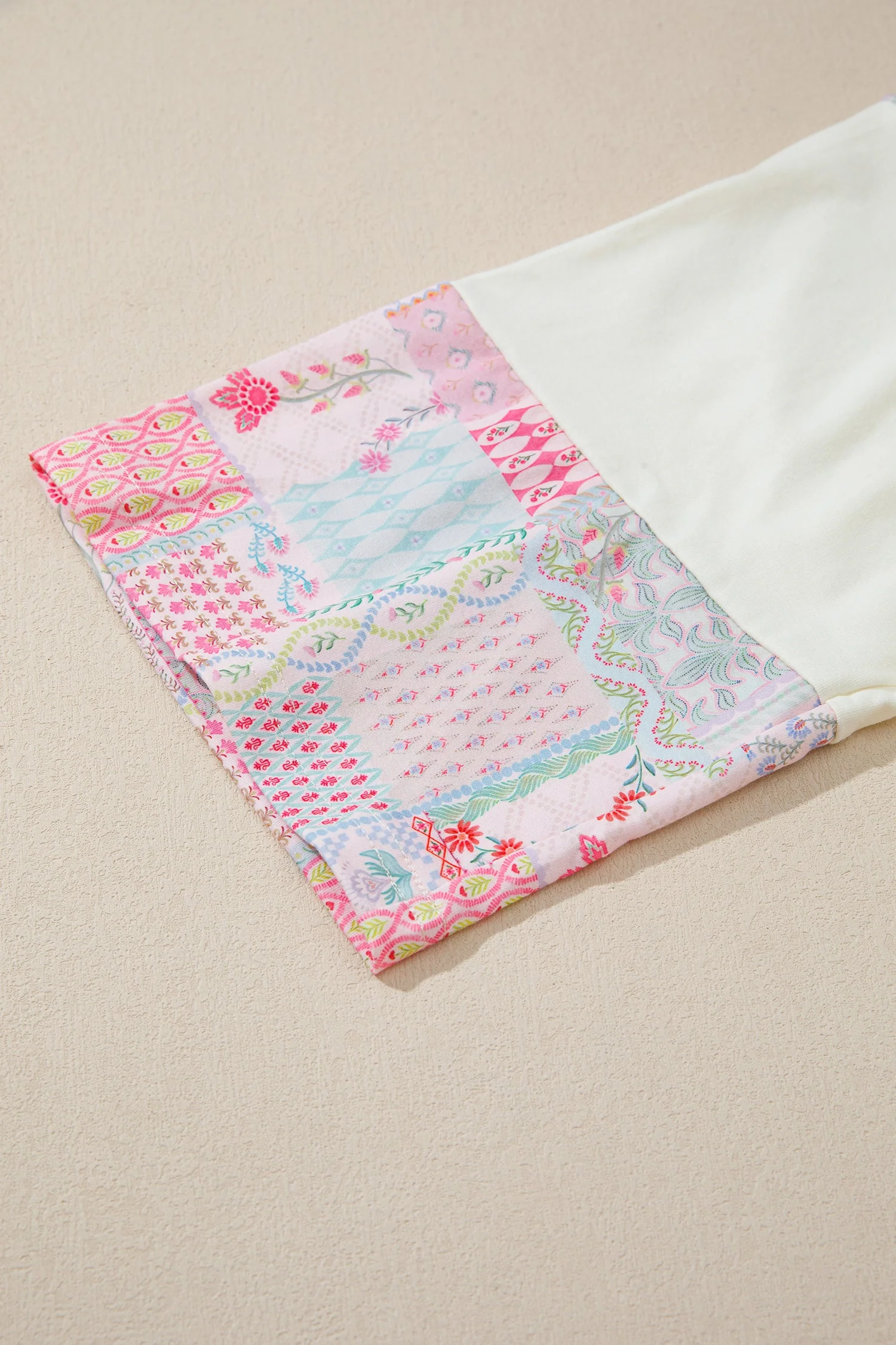 Top a Maniche Lunghe Beige con Patchwork Floreale Retro e Color Block - Image 7