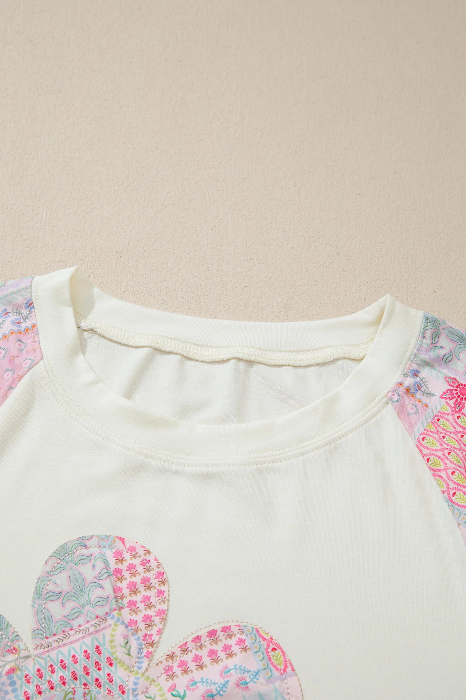 Top a Maniche Lunghe Beige con Patchwork Floreale Retro e Color Block - Image 9