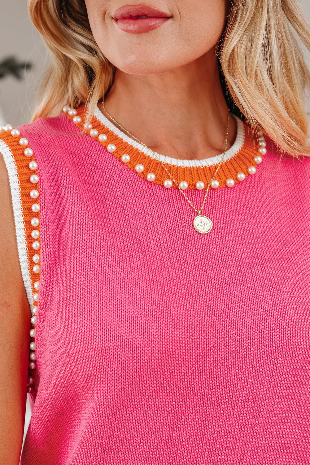 Top in Maglia Smanicato con Perle e Bordi a Contrasto - Rosa Acceso - Image 6