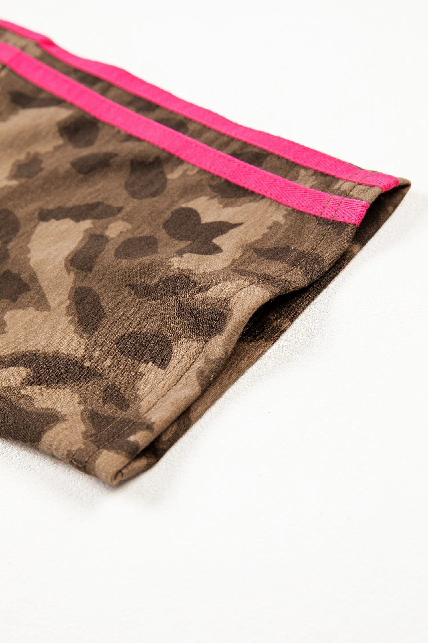 Vestito Mini a T-shirt Marrone con Stampa Leopardata e Tasche - Image 9